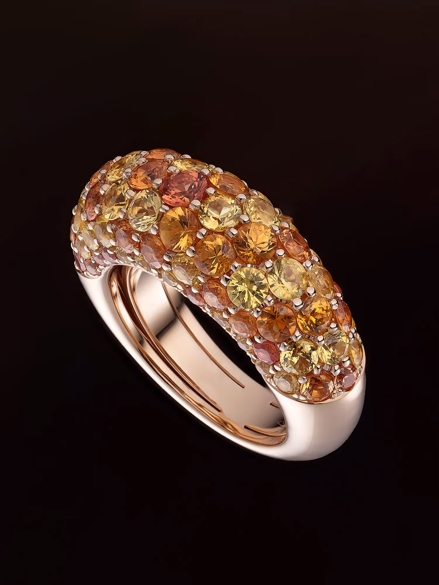 photo d'une bague or pavage pierres de couleurs