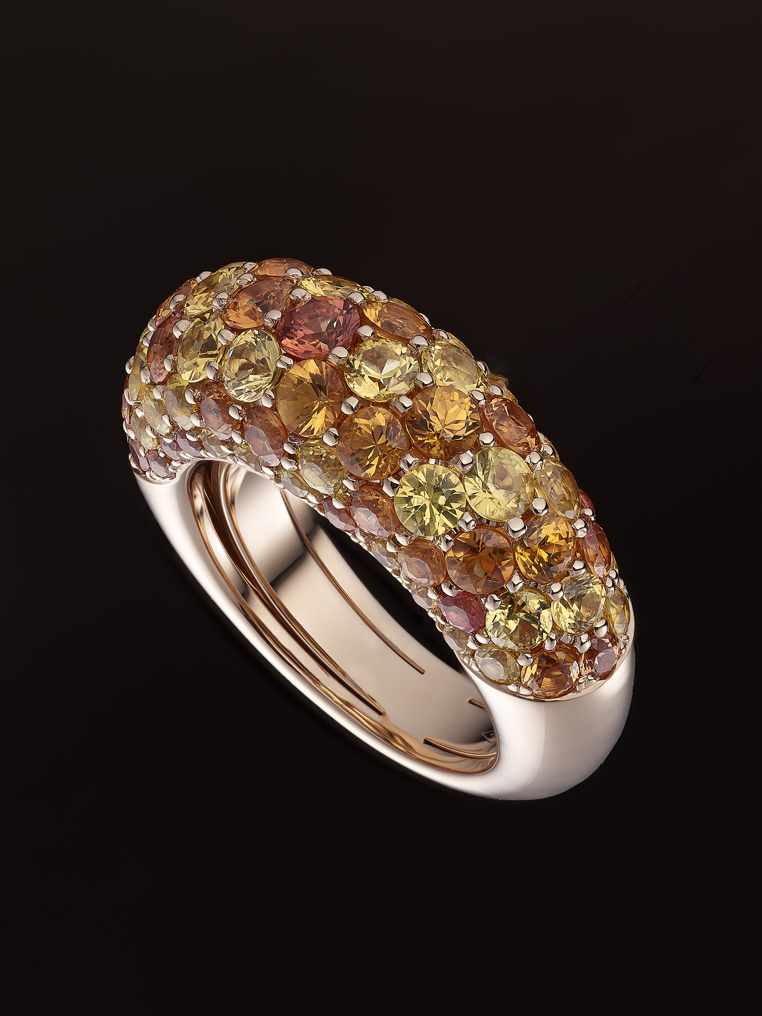 photo d'une bague or pavage pierres de couleurs