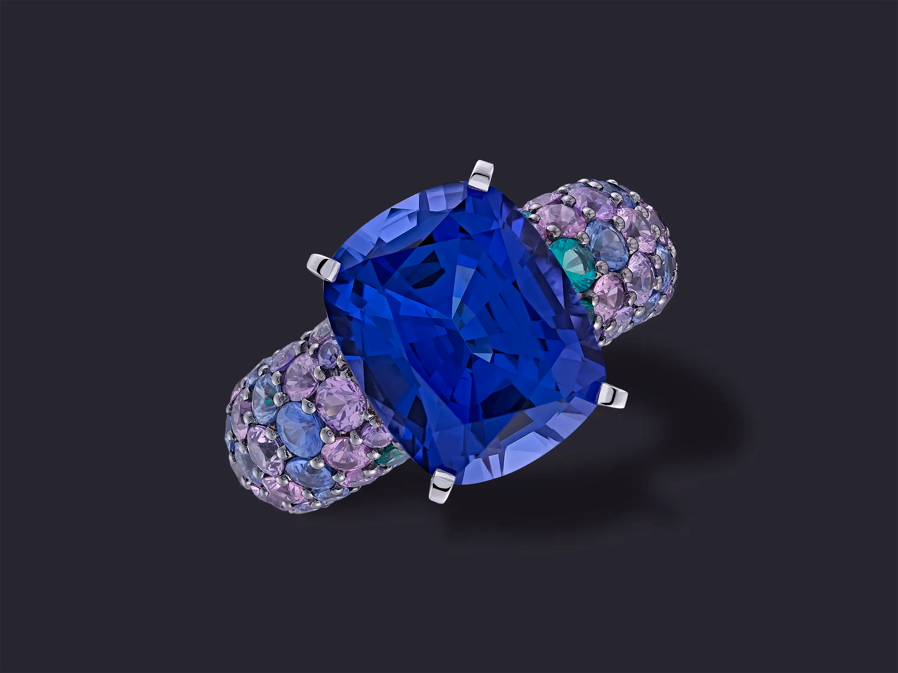 bague tanzanite et pavage de pierres sur le corp de bague