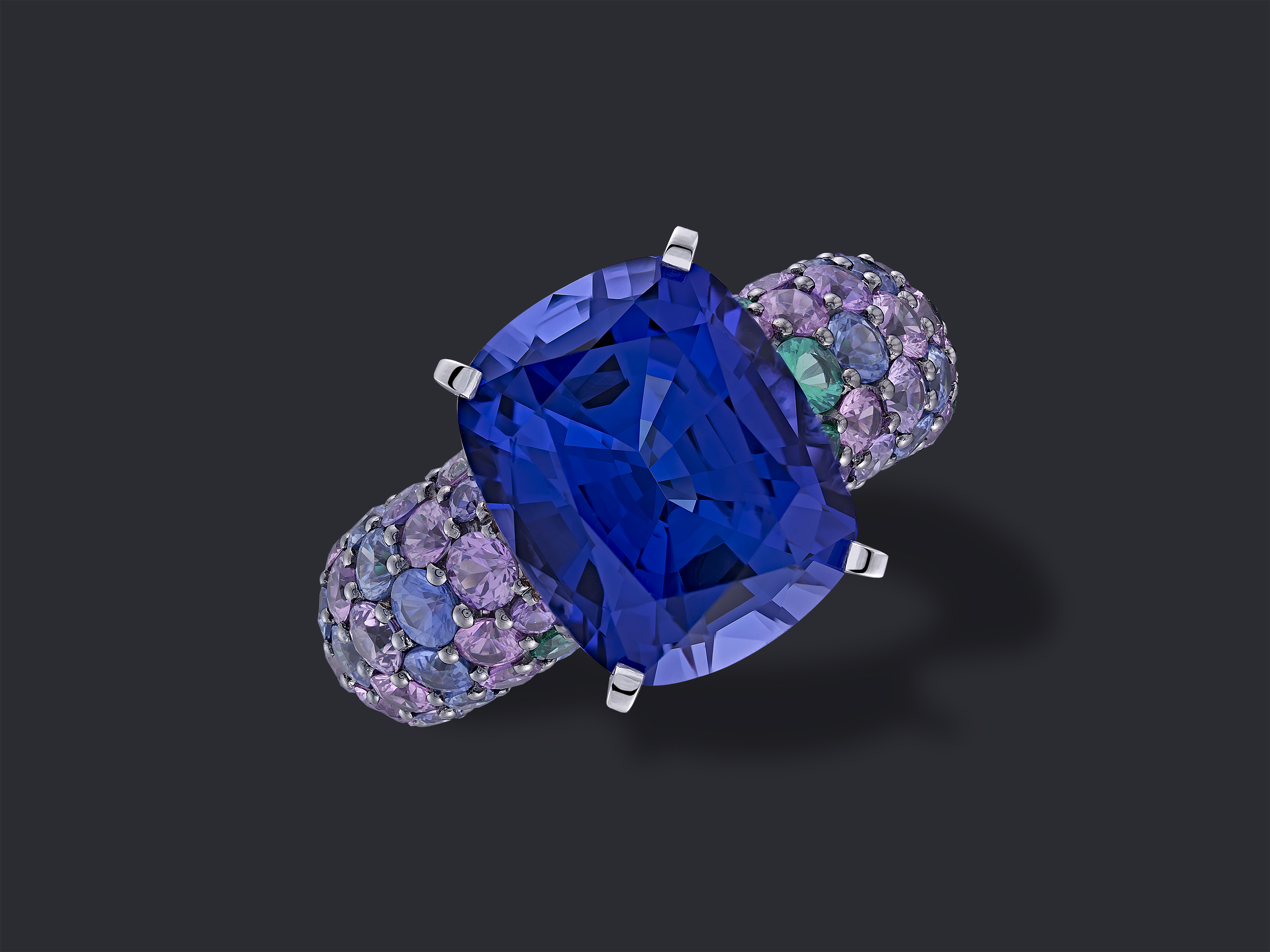 bague tanzanite et pavage de pierres sur le corp de bague