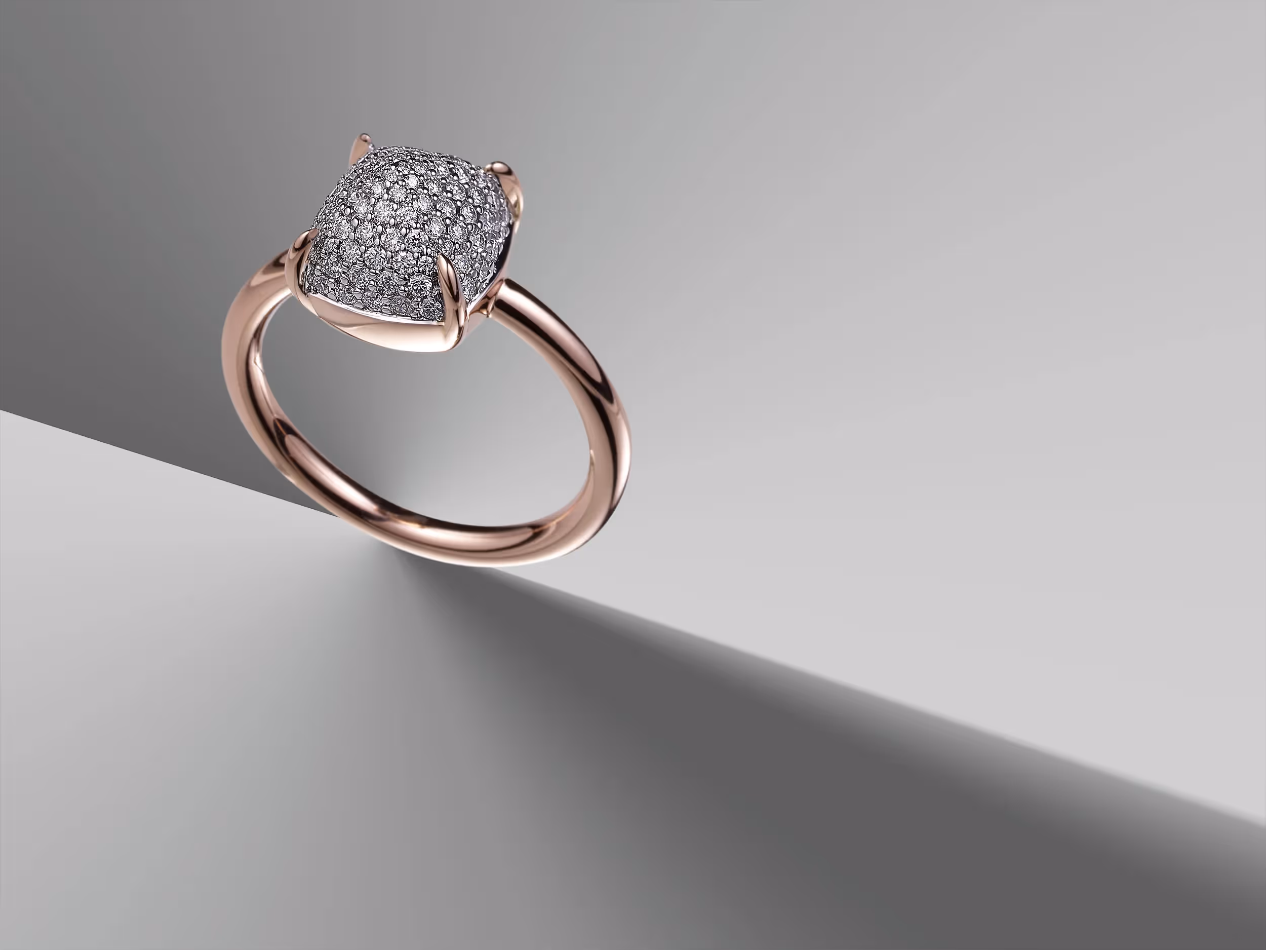 magnifique photo d'une bague or rose sertie de diamants