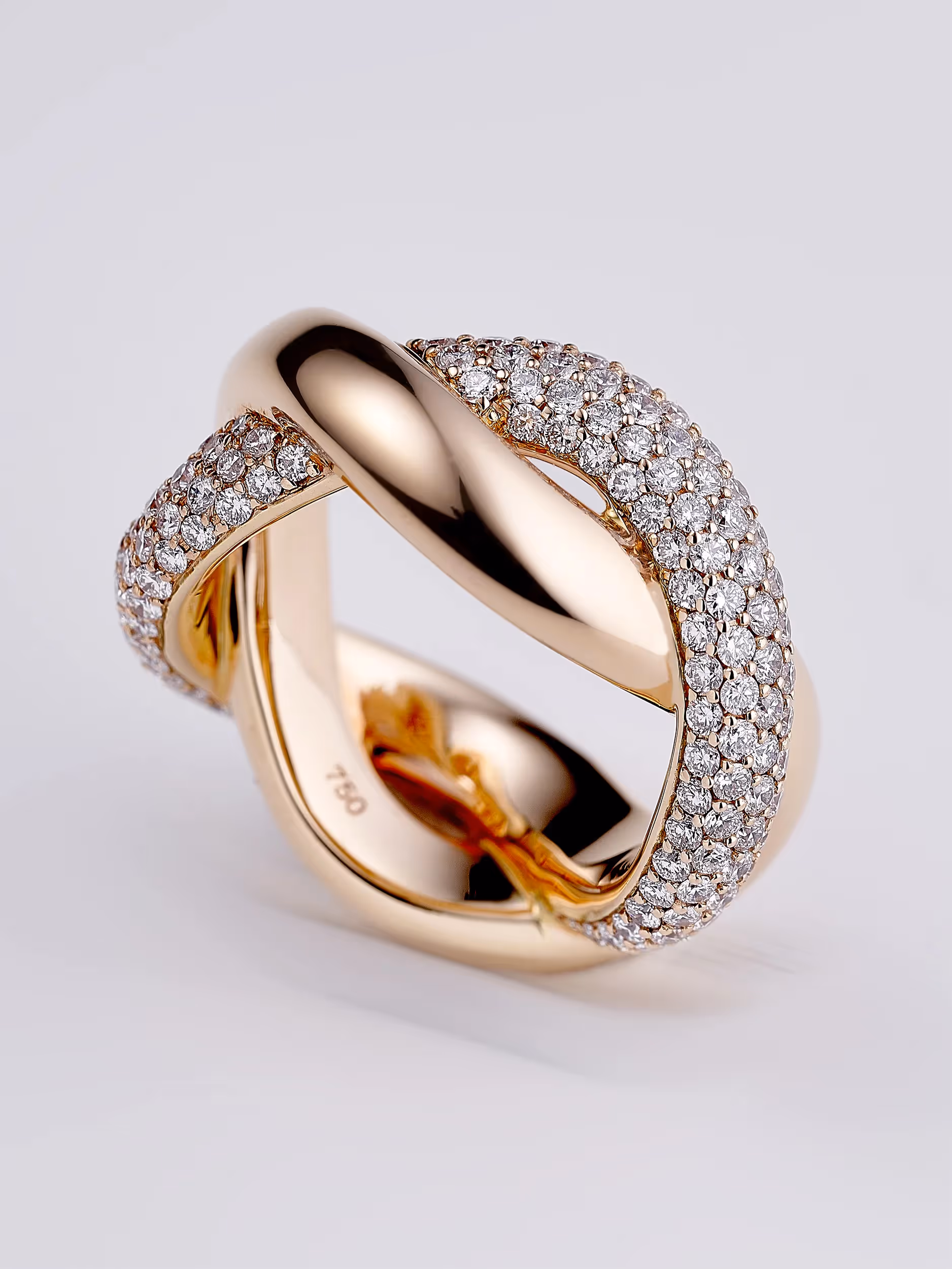 une bague doublée croisée avec des diamants