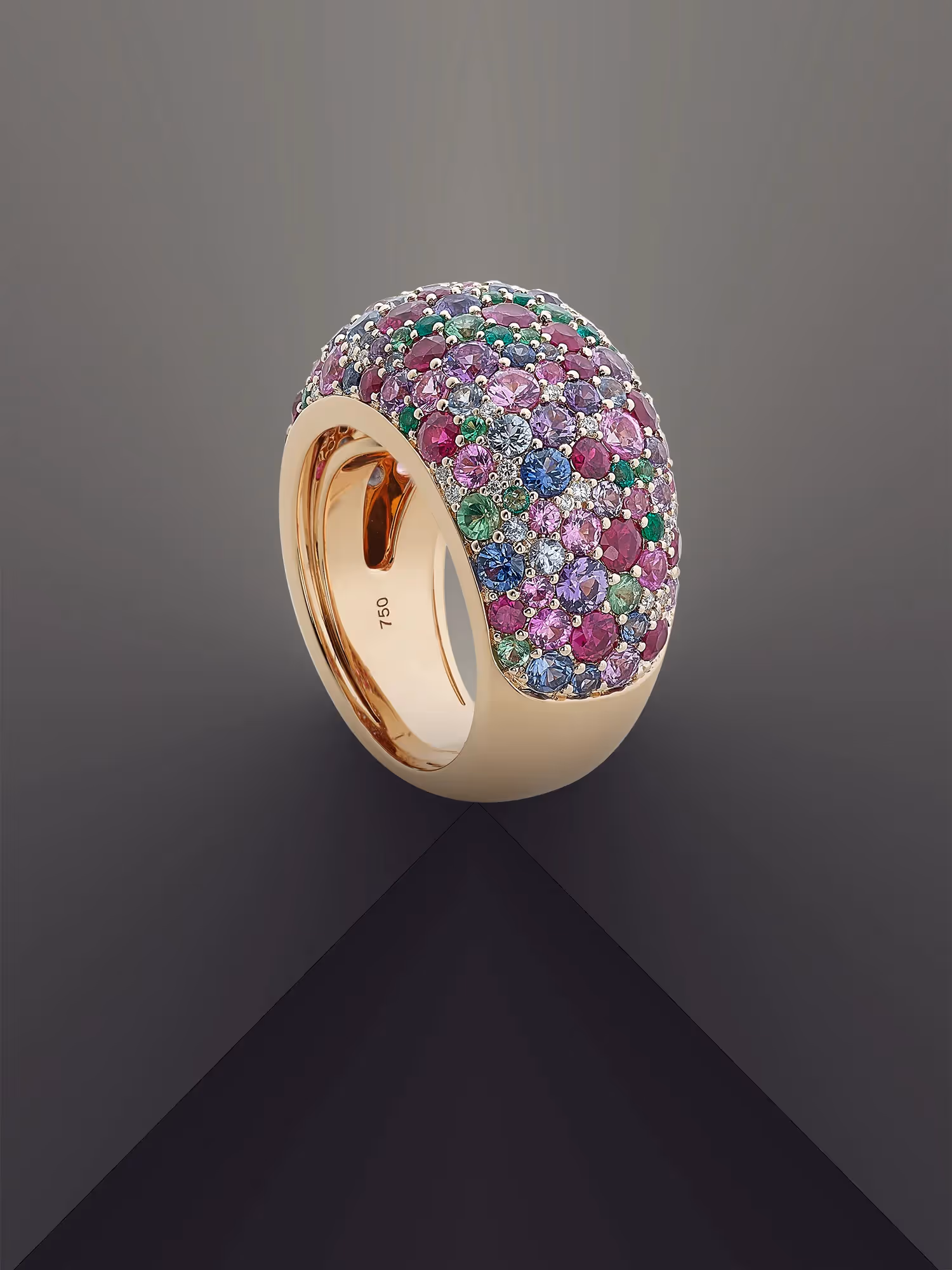 photographe de bague boule en or avec un pavage de pierres de couleur
