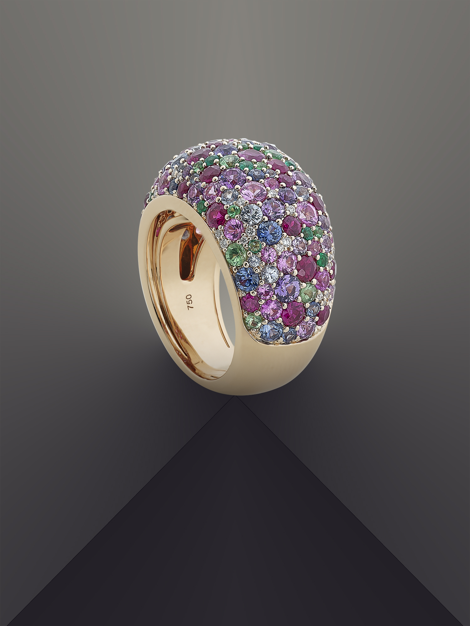 photographe de bague boule en or avec un pavage de pierres de couleur