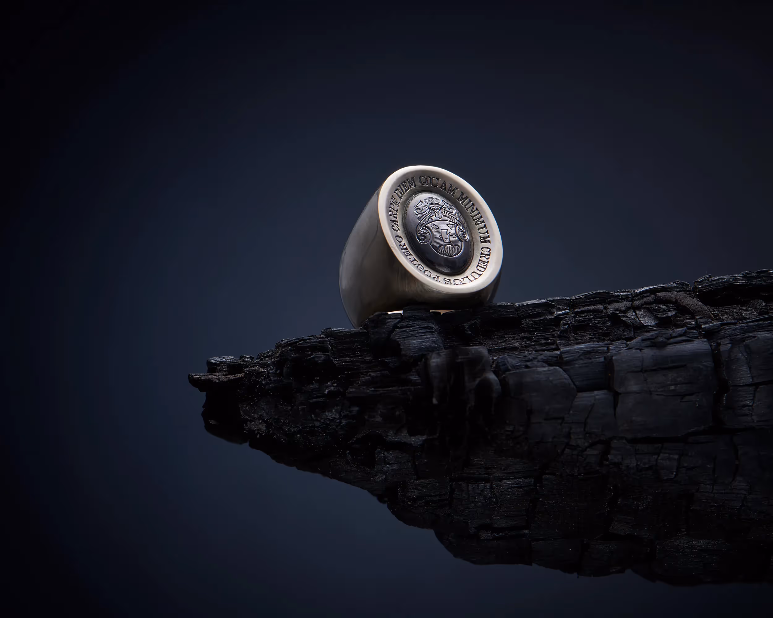image still life d'une bague armoirie réalisé au studio photo de philippe hahn pour un joallier suisse
