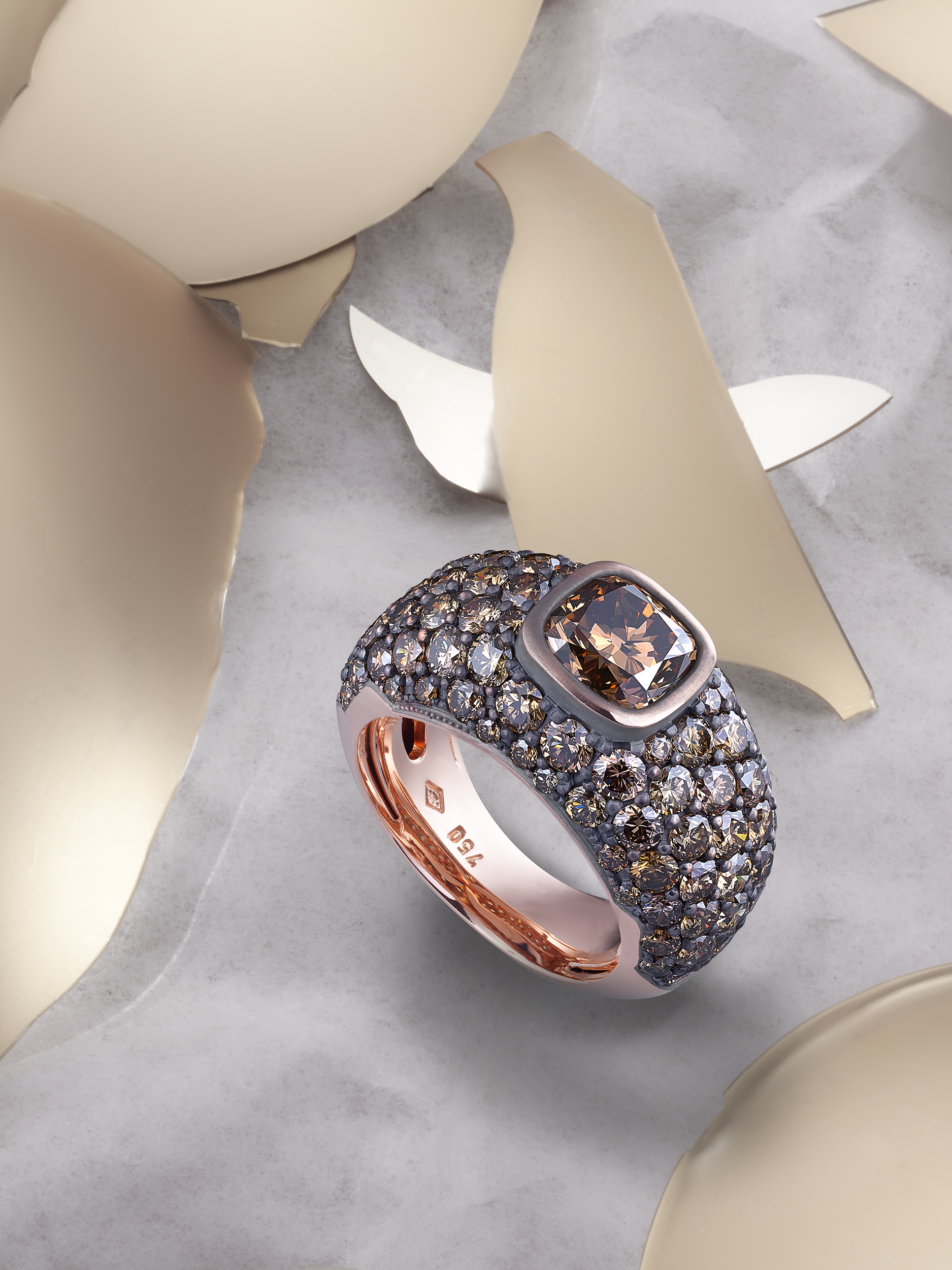 magnifique bague or avec des pierres brunes, image créative de bijoux pour une publication editorial
