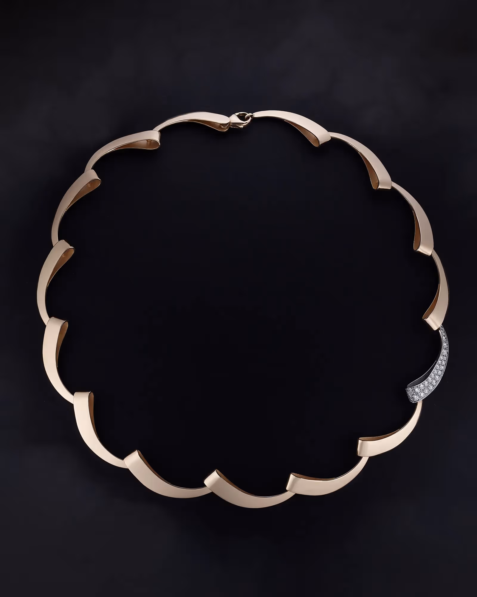 collier or photographié sur un fond noir