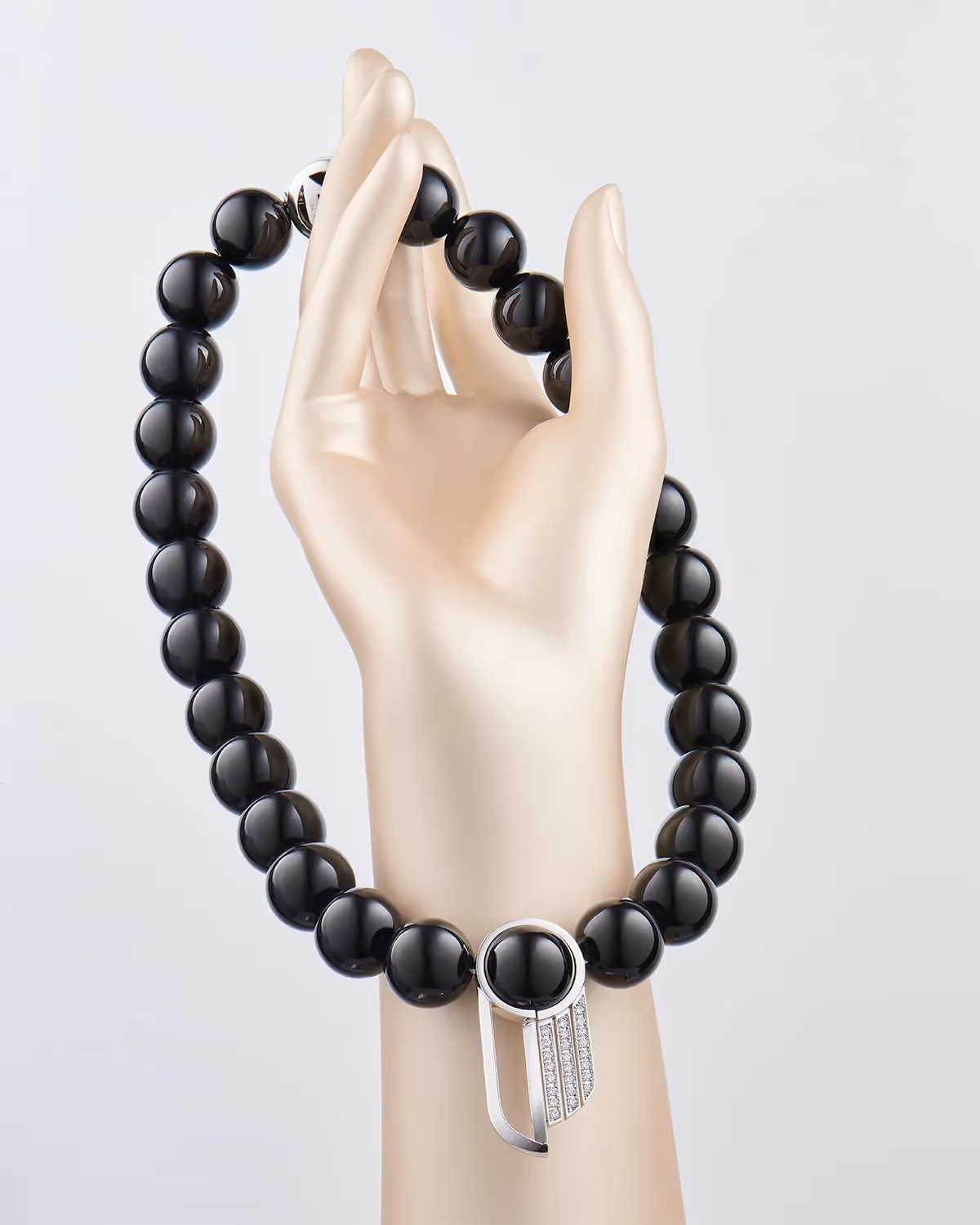 image d'un collier en onyx noir sur un support de décoration de vitrine de bijouterie