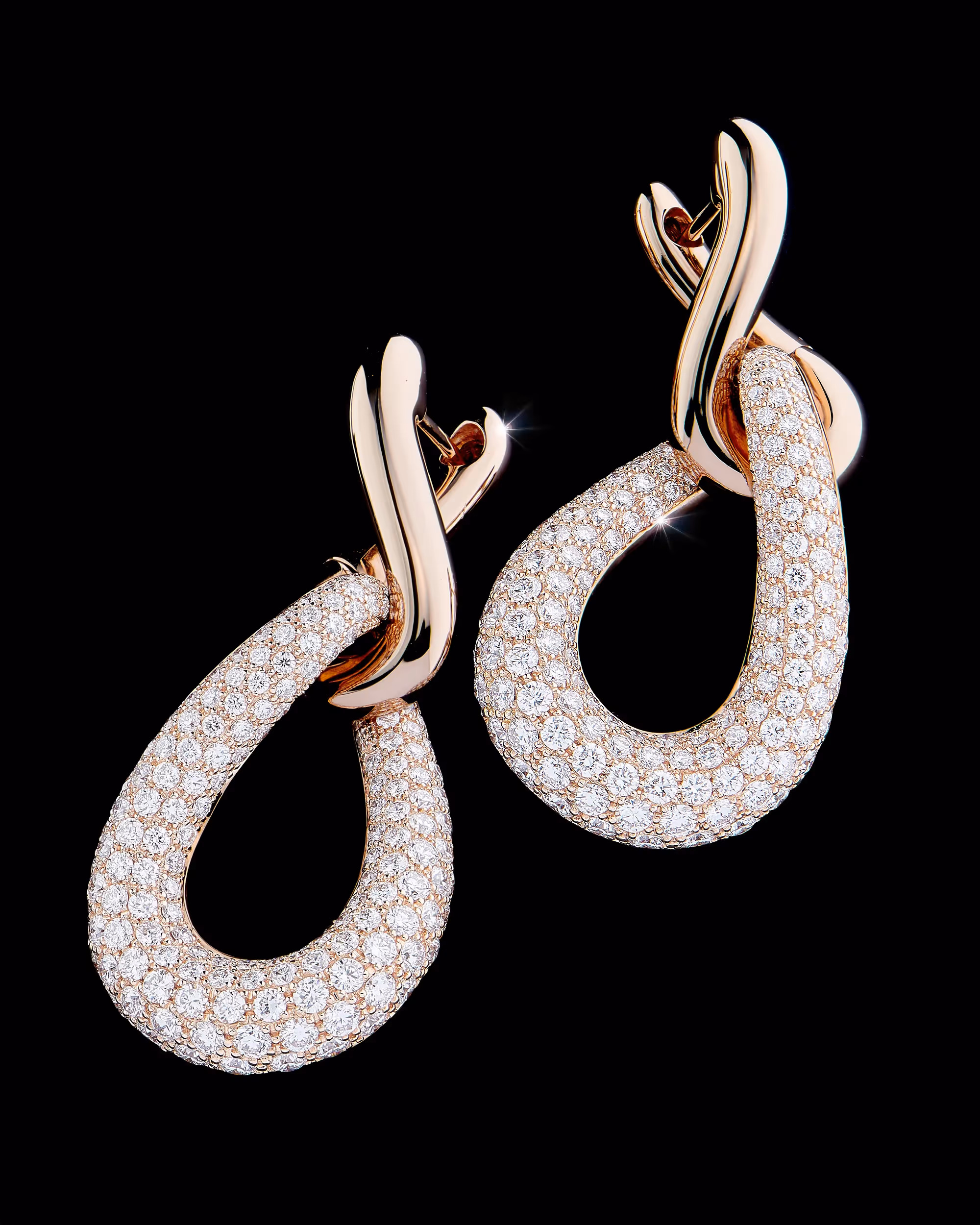 photographie de haute joaillerie, boucles d'oreilles en or avec un pavage diamants. Photographe de bijoux haute joaillerie suisse philippe Hahn