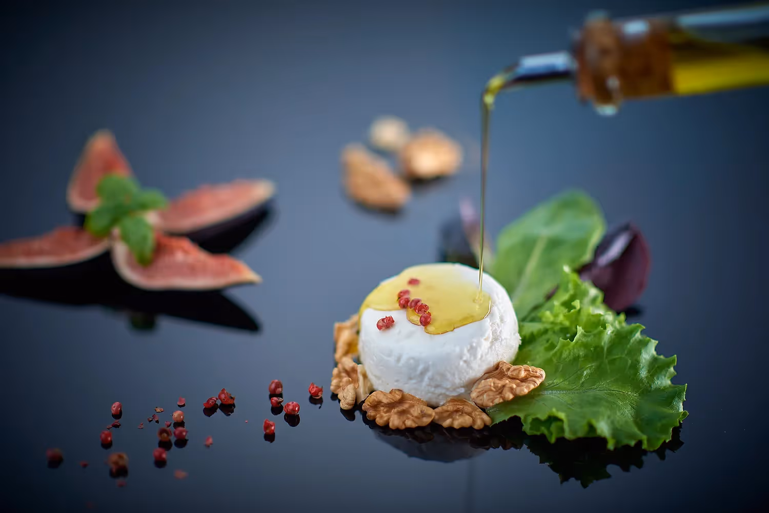 Fromage de chèvre sur lit de laitue et de figues