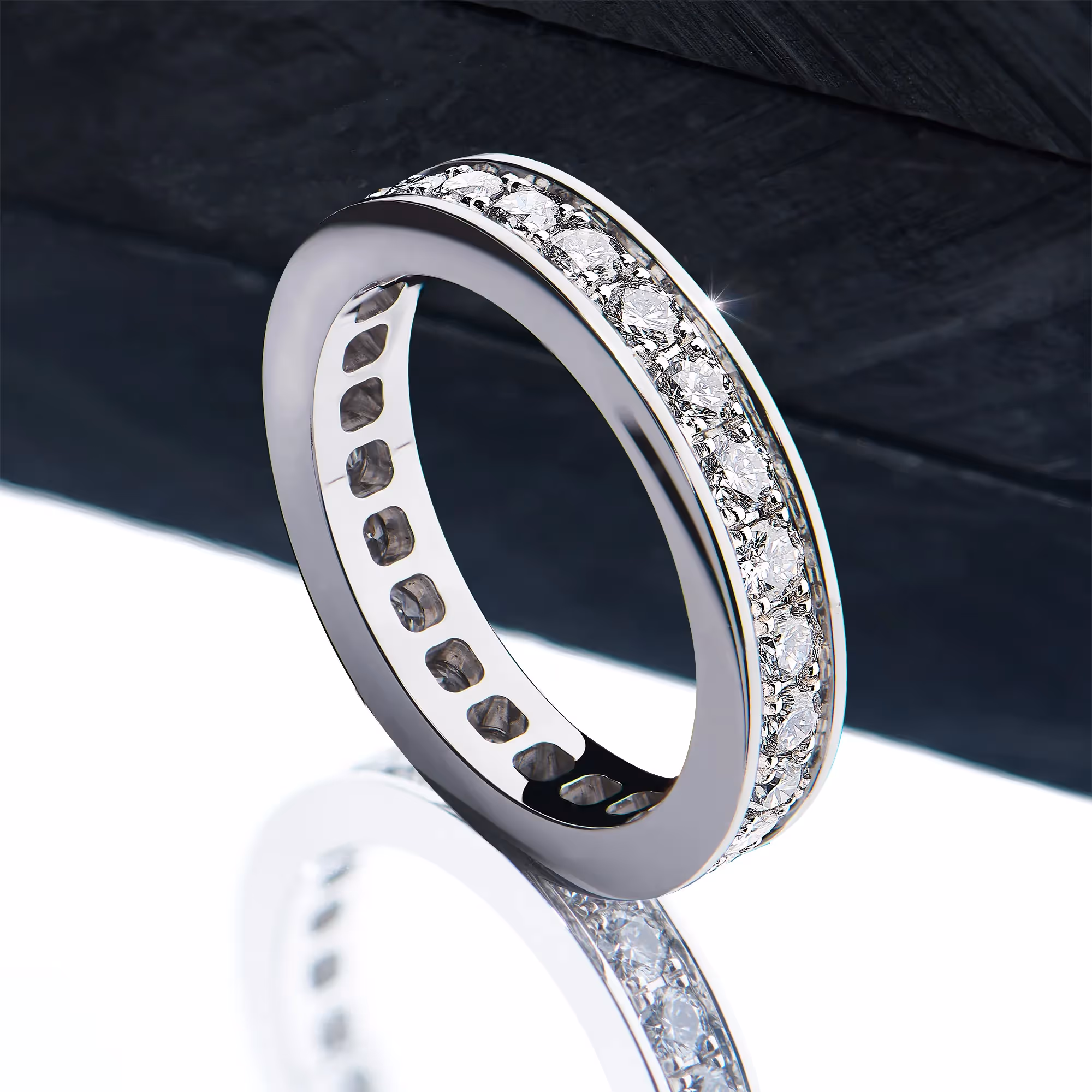 Alliance en or blanc sertie de diamants