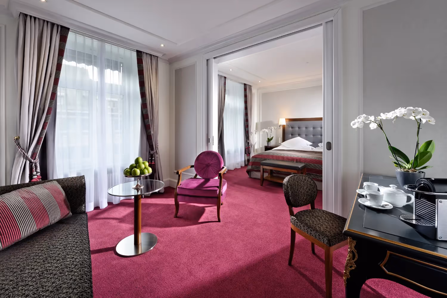image d'une suite de l'hôtel schweizerhof de zurich photographie par philippe hahn photographe pour hôtels de luxe