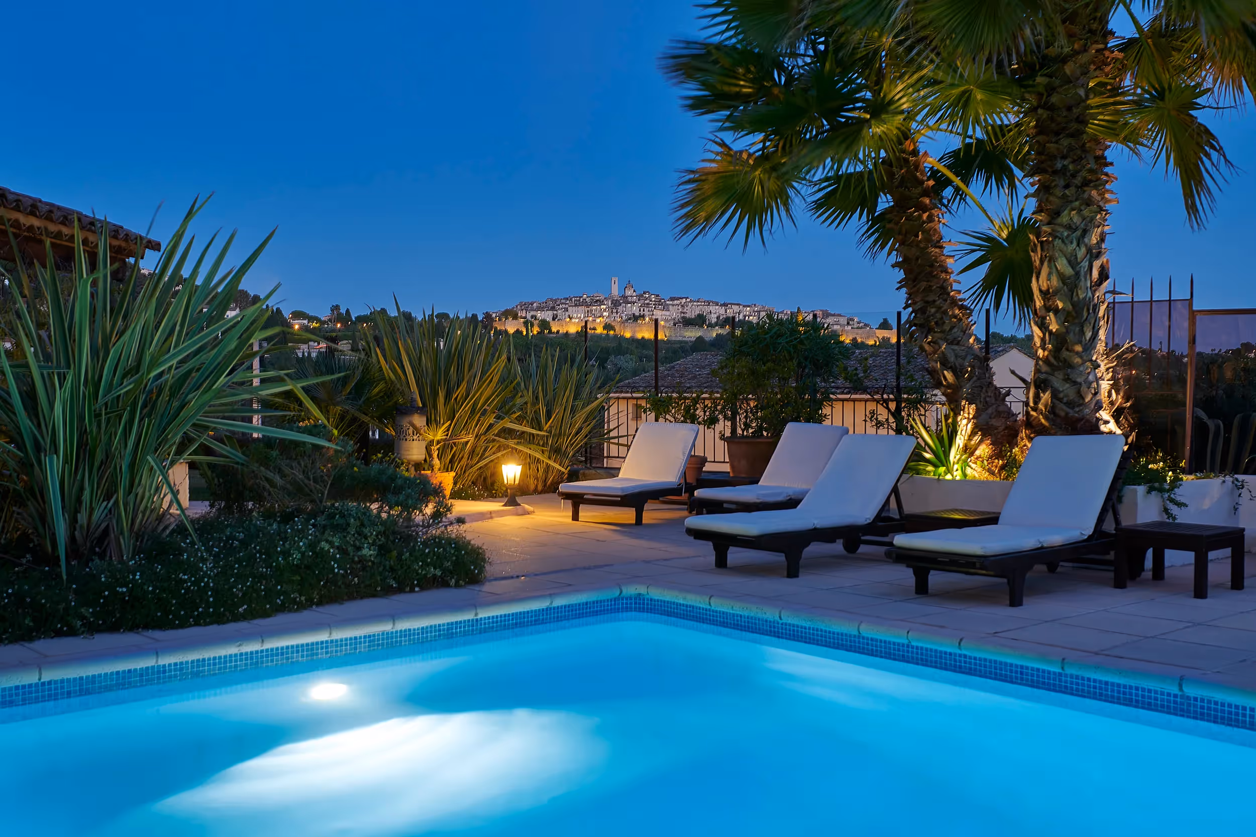 piscine de l'hôtel la grande bastide avec une vue splendide sur saint-paul-de-vence