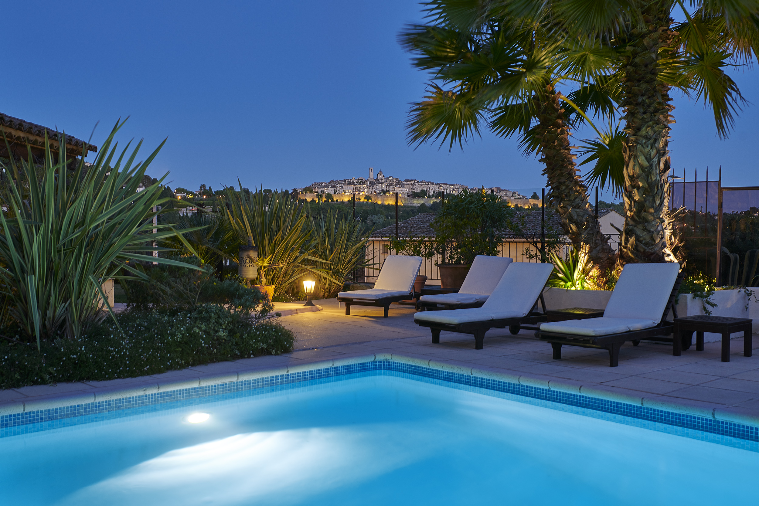 piscine de l'hôtel la grande bastide avec une vue splendide sur saint-paul-de-vence