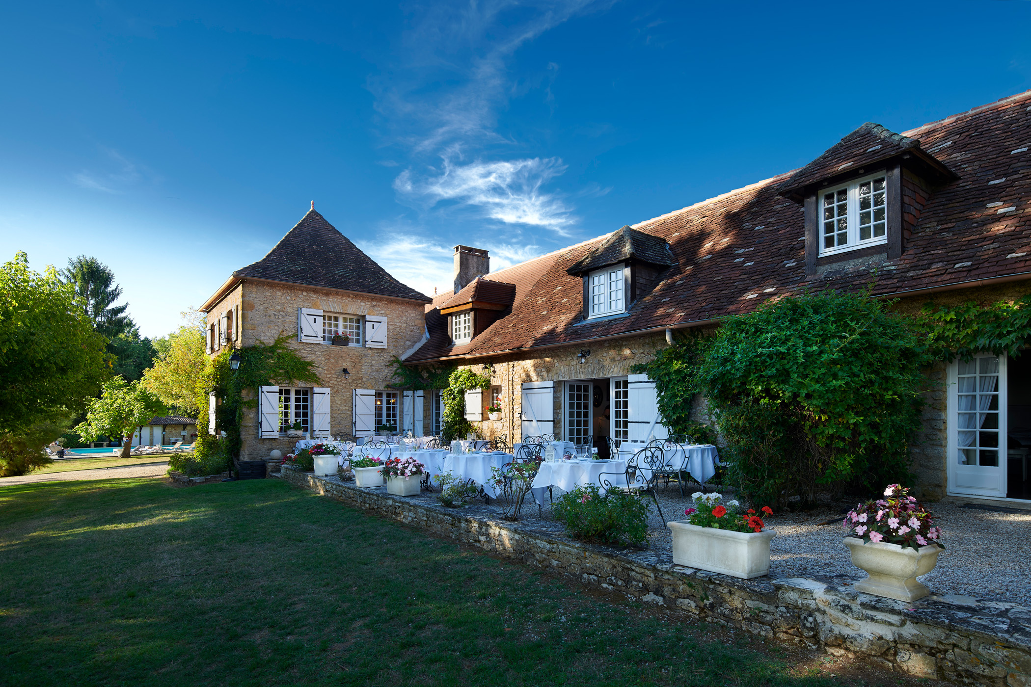 La terrasse de l'hôtel la métairie à mauzac en dordogne