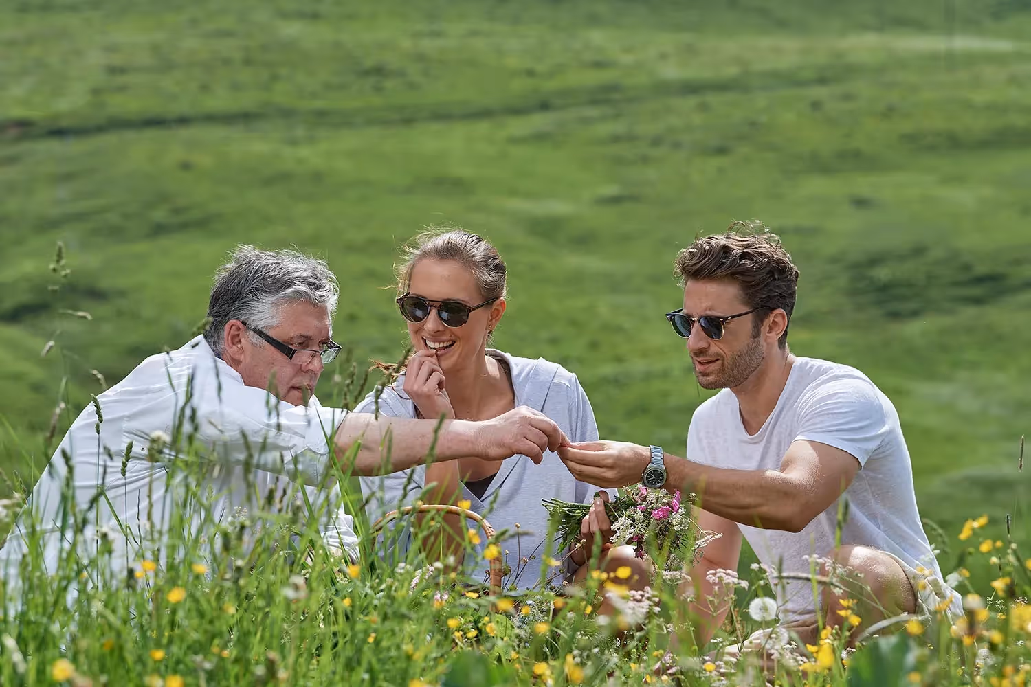 dégustation des herbes comestibles avec le chef de cuisine de l'eurotel diablerets