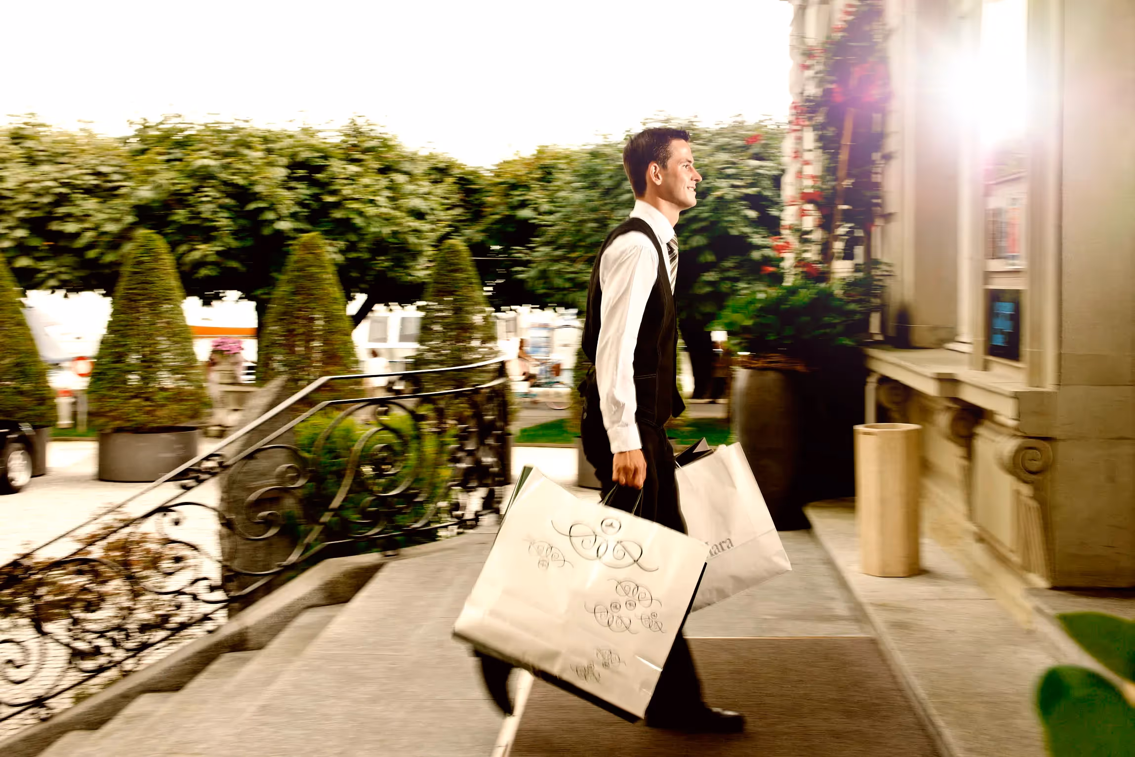 concierge de l'hotel national de luzern portant des paquets