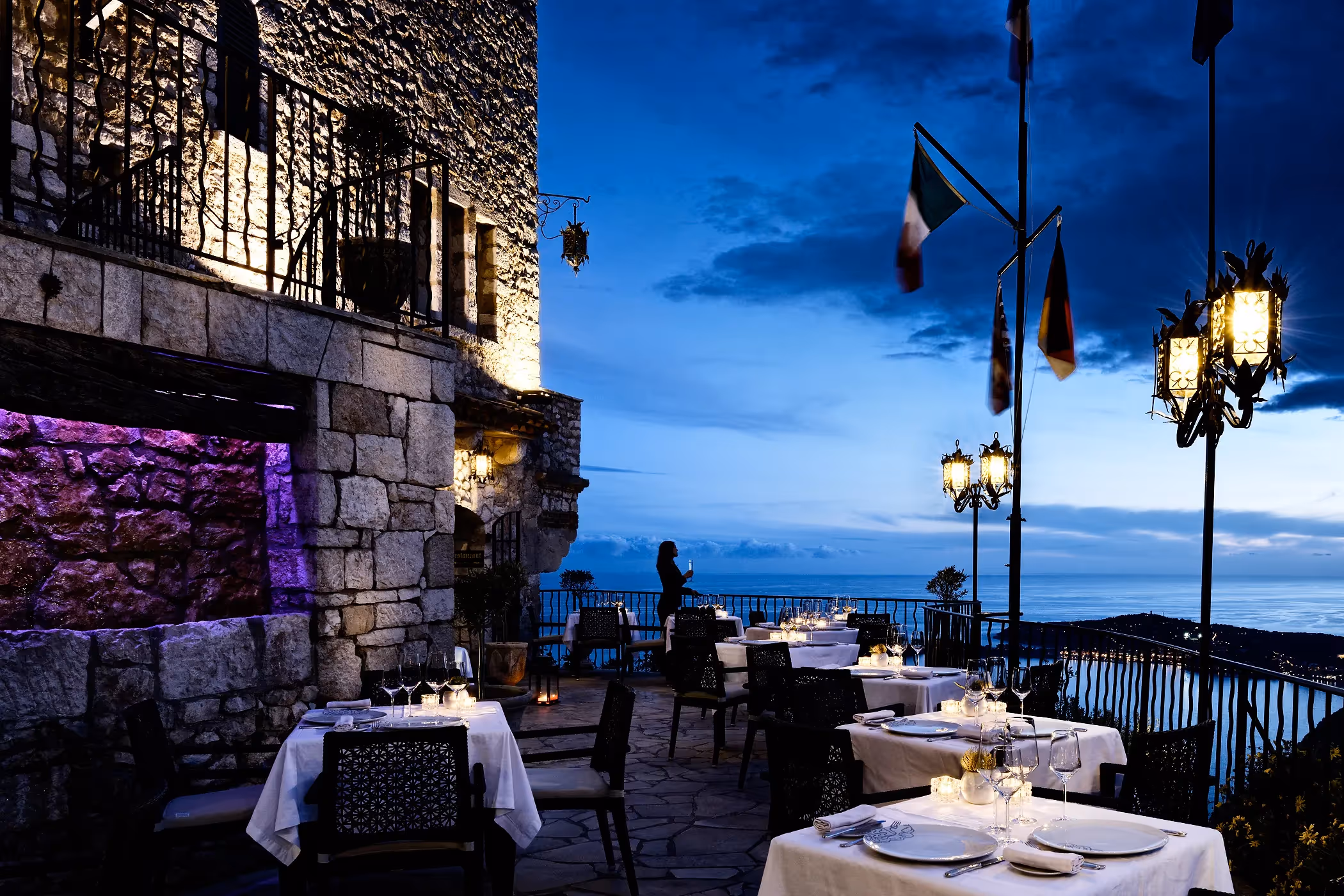 photo de la terrasse de l'hôtel Château Eza au crépuscule 