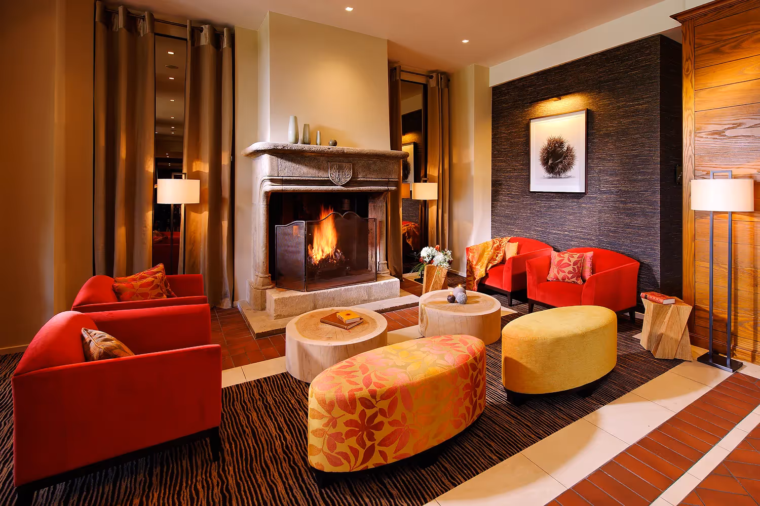 Photo du salon avec cheminée de l'hôtel ermitage à Evian
