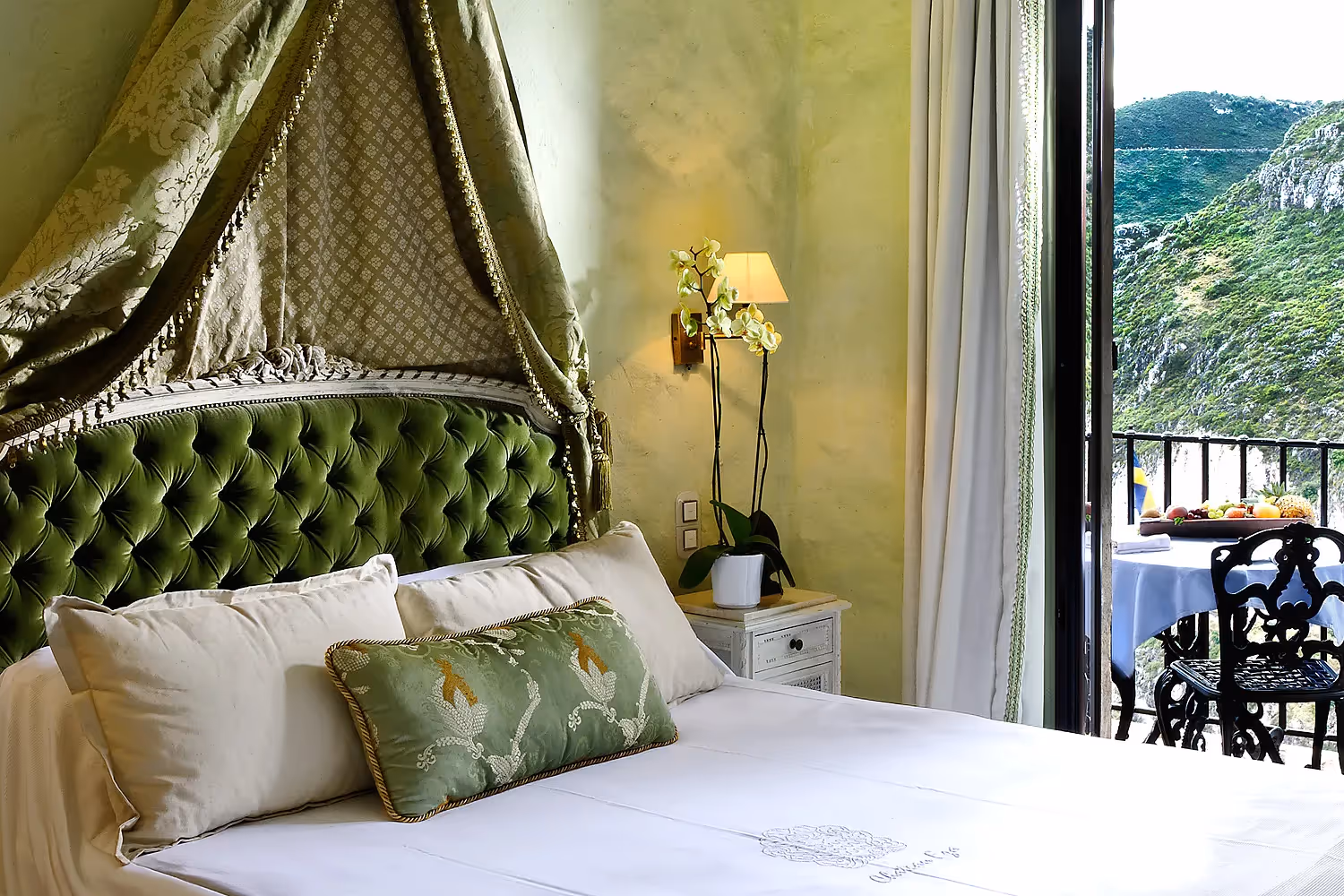 Chambre double avec vue sur les montagnes au chateau eza