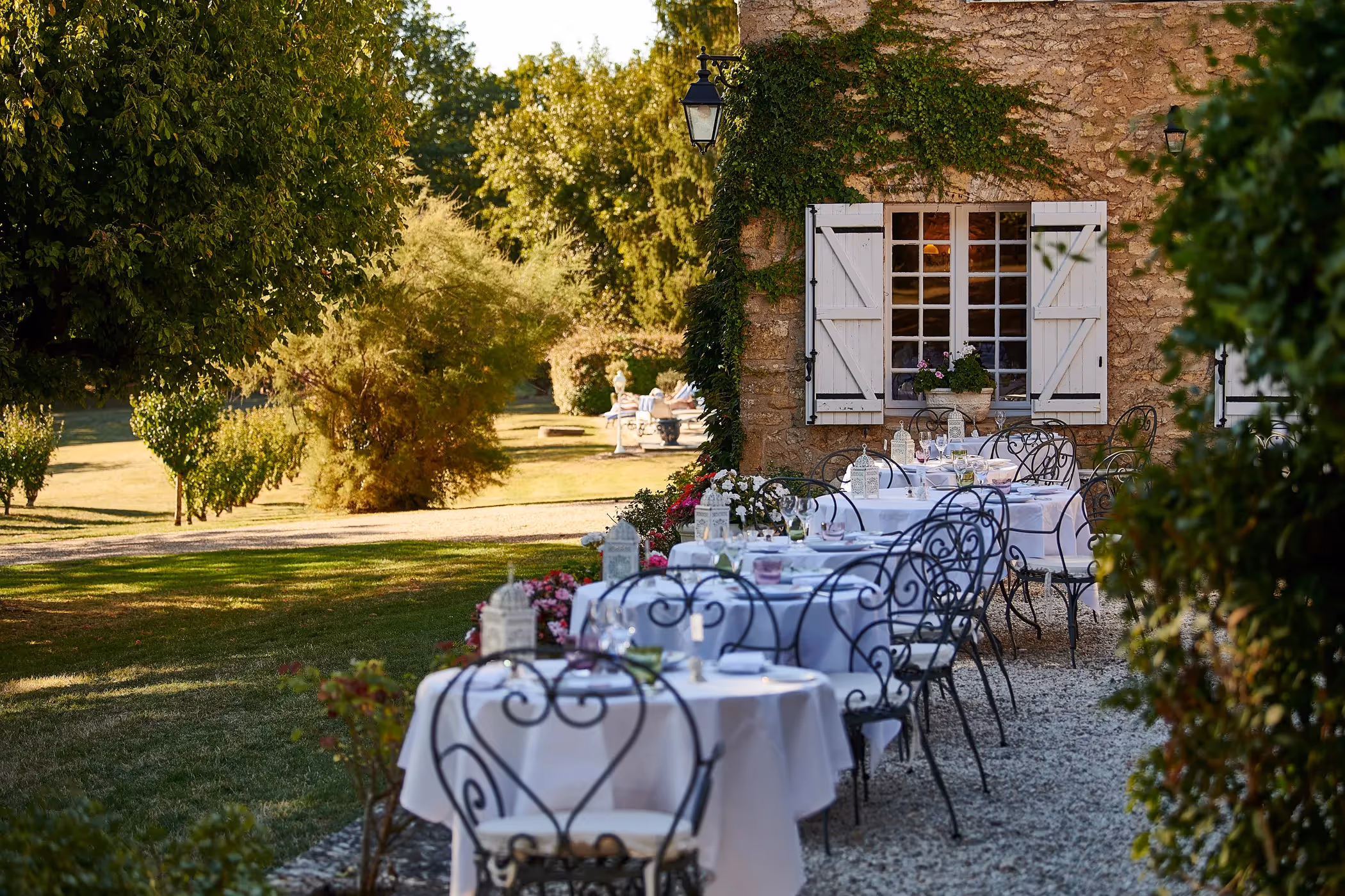 Abendessen auf der Terrasse des Hotels la Métairie in Mauzac im Perigord