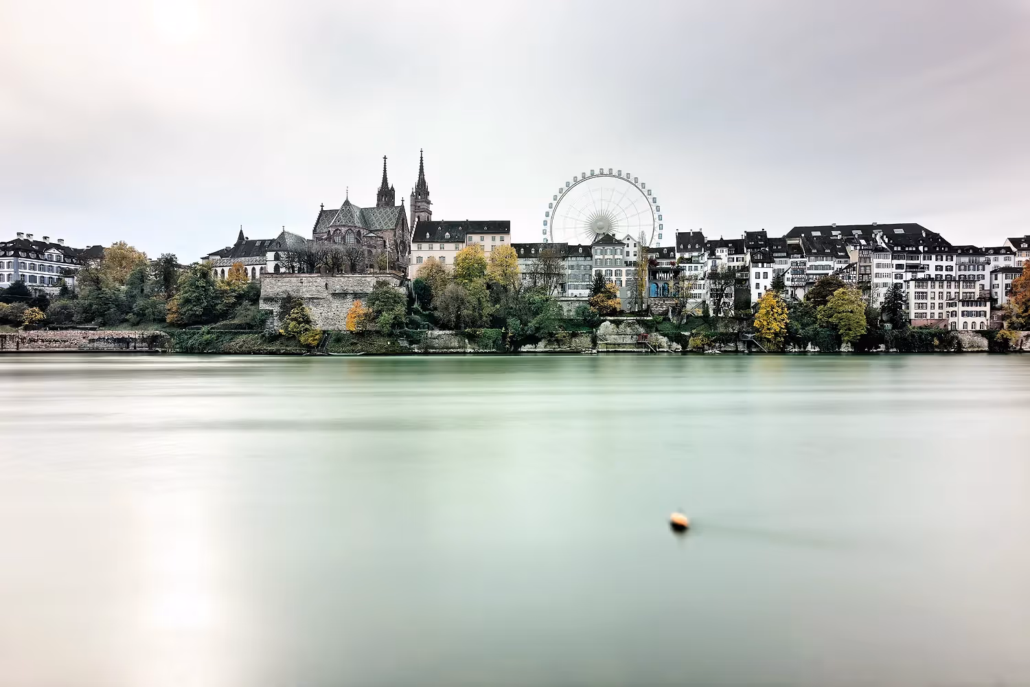 vue sur la vielle ville de basel depuis la rive du rhin