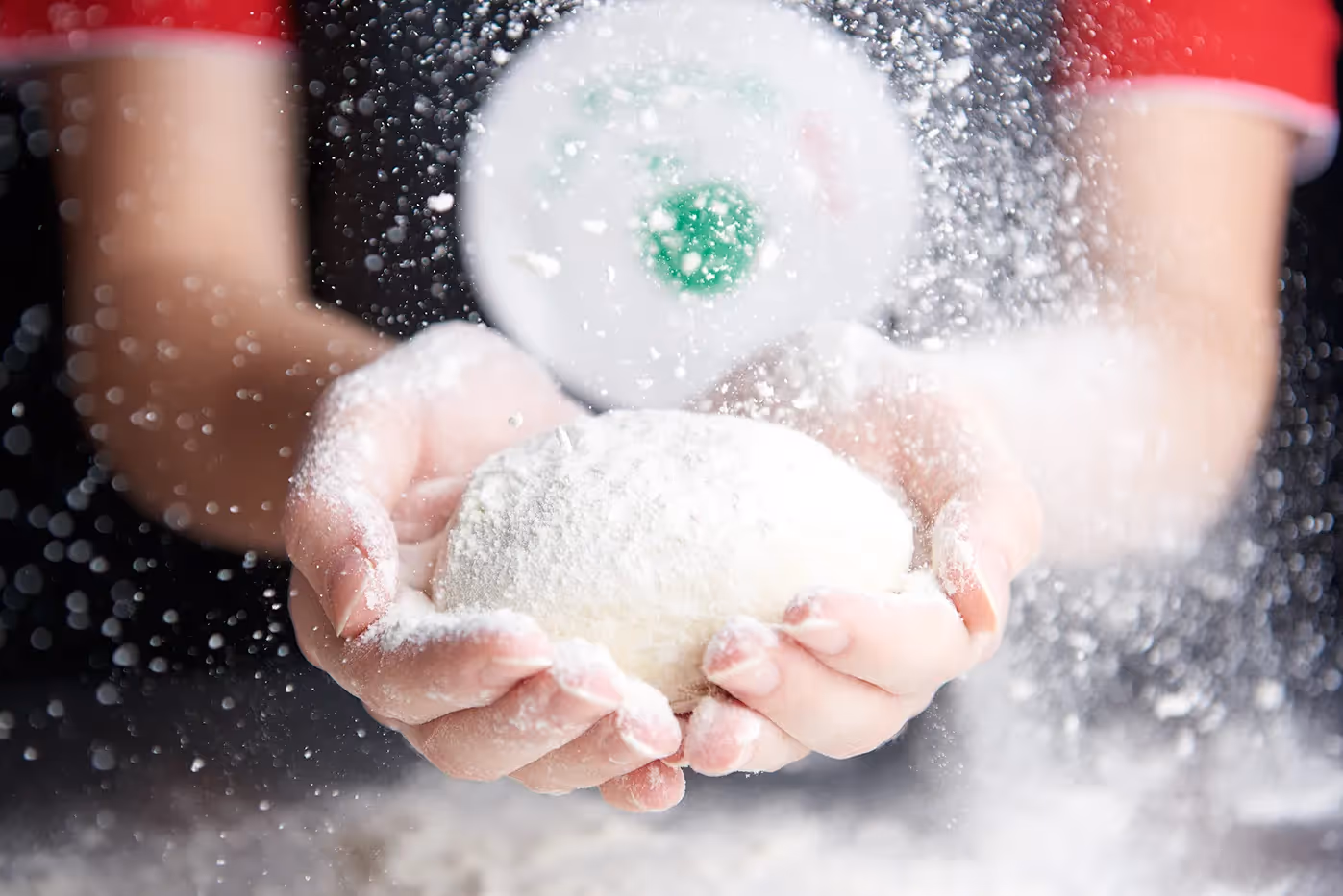 Reportage photos pour Pizza de Nico Strasbourg, la préparation d'une pizza à partir de la boule de pâte