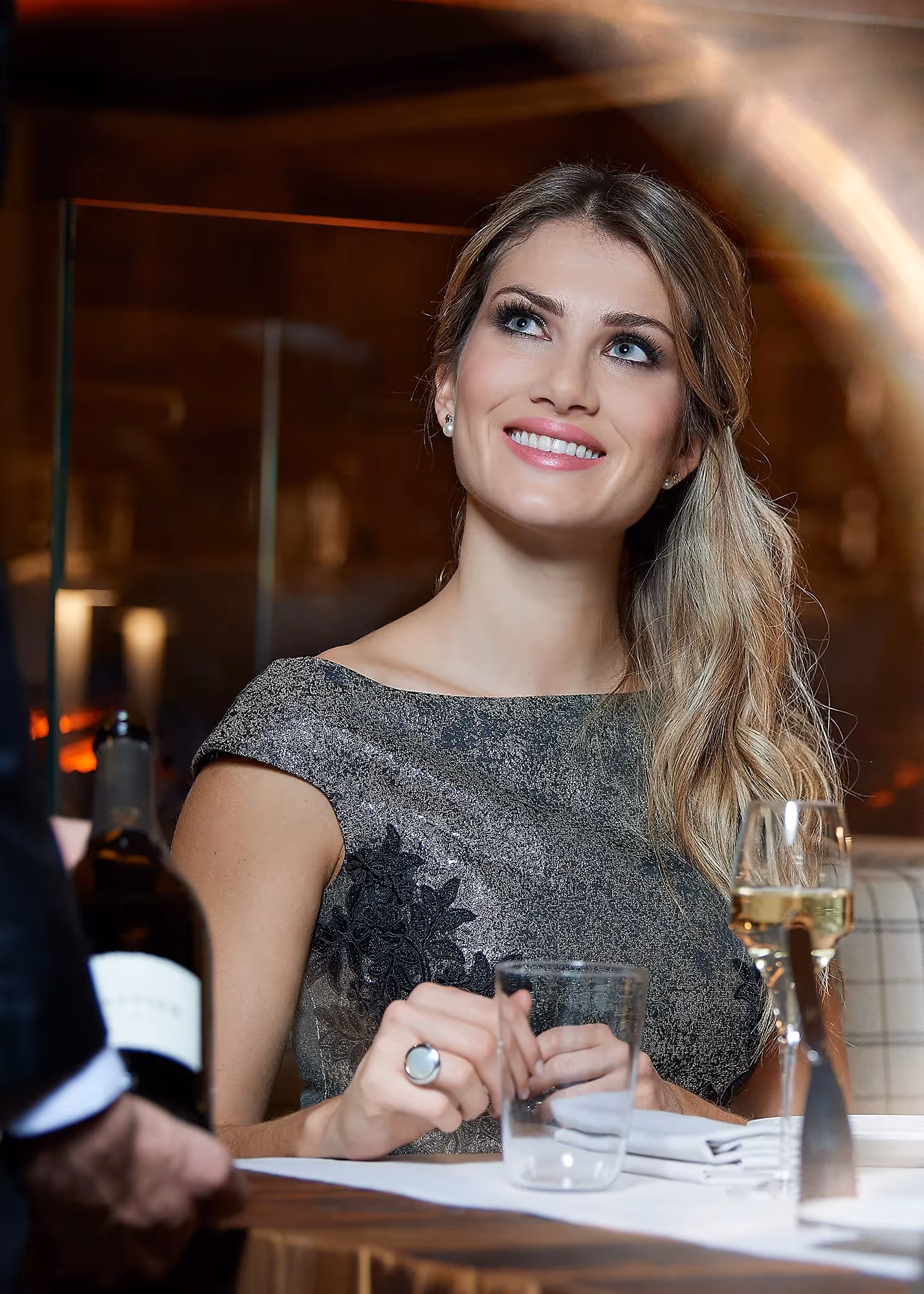 photographe de bijoux portés par un mannequin, bague or blanc