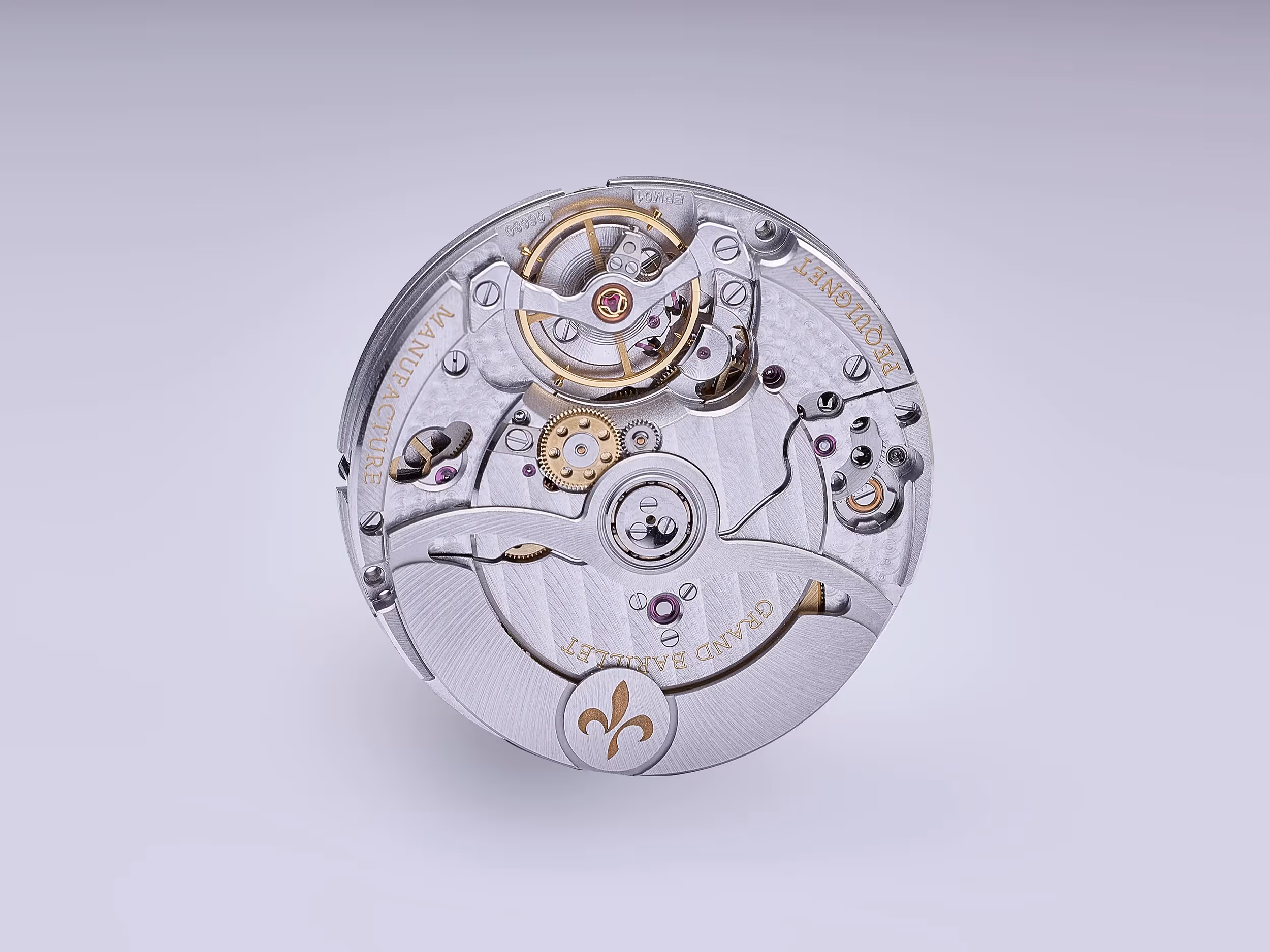 photographie en studio du mouvement de la montre royale de pequignet de morteau par philippe hahn photographe spécialisé de montres