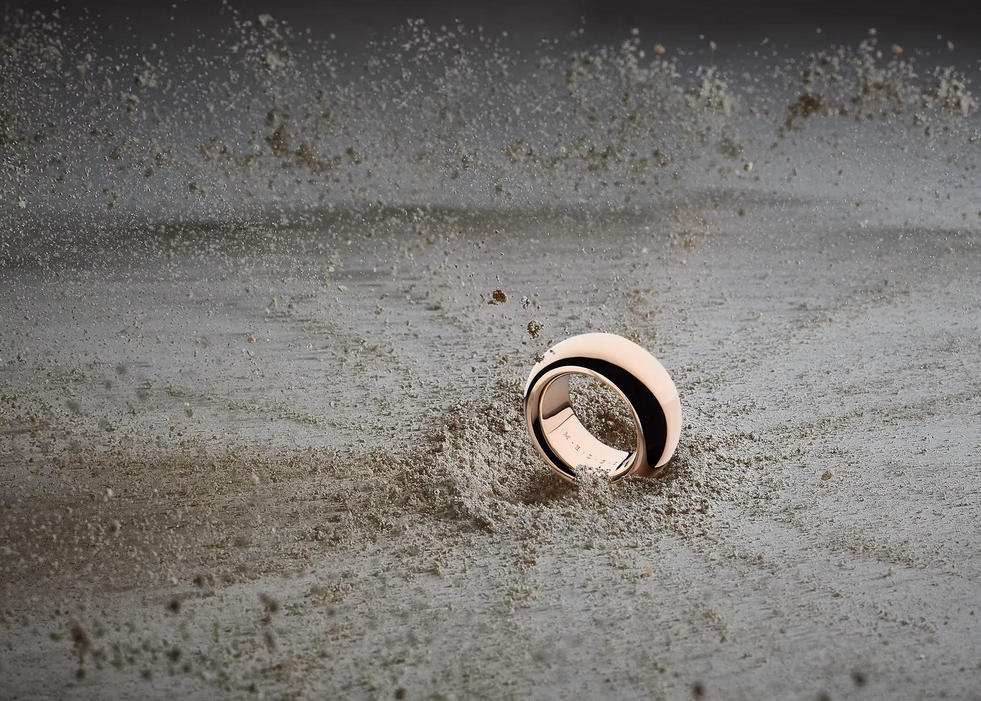 composition créative d'une image de bague avec éclats de matière