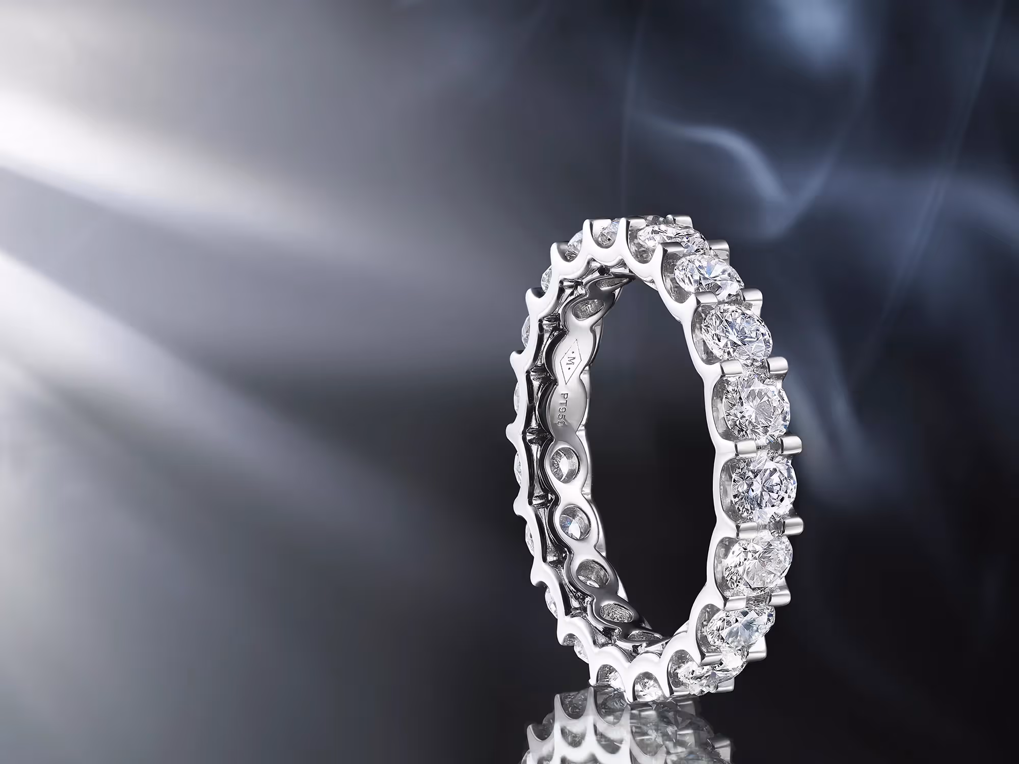 bague or blanc alliance sertie de diamants ronds photographe de bijoux philippe hahn