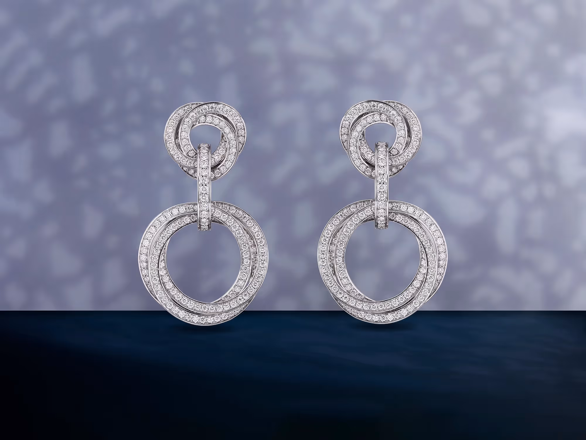photo de boucles d'oreilles en or blanc sertis de diamants. Hahn photographe de bijoux haute joaillerie à Genève