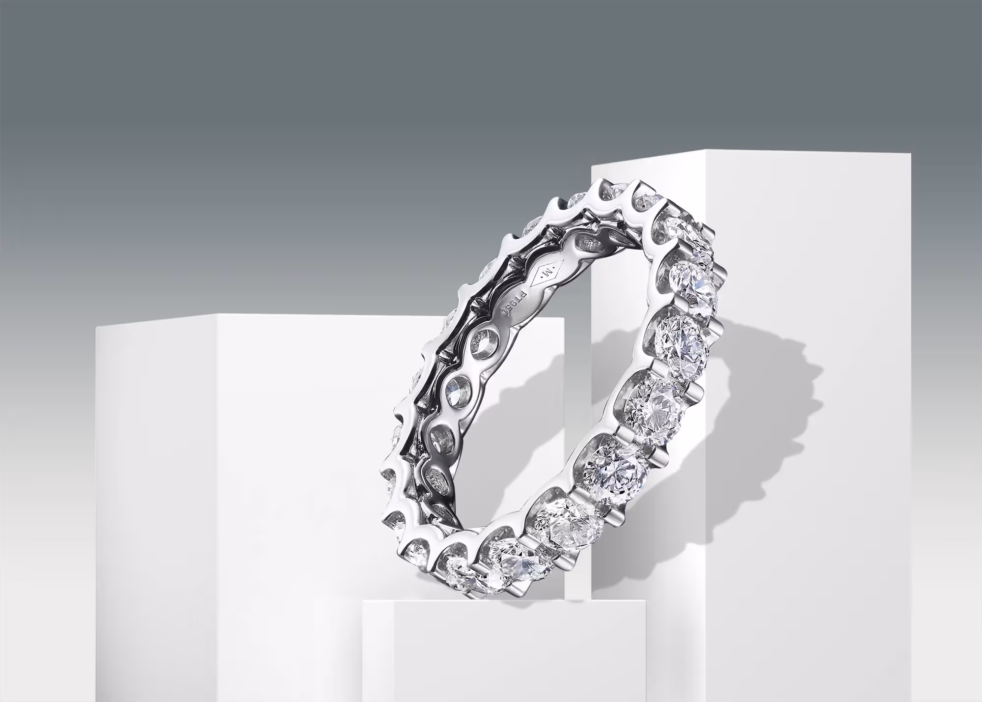 photographe de bijoux haute joaillerie bague de mariage en or blanc et diamants