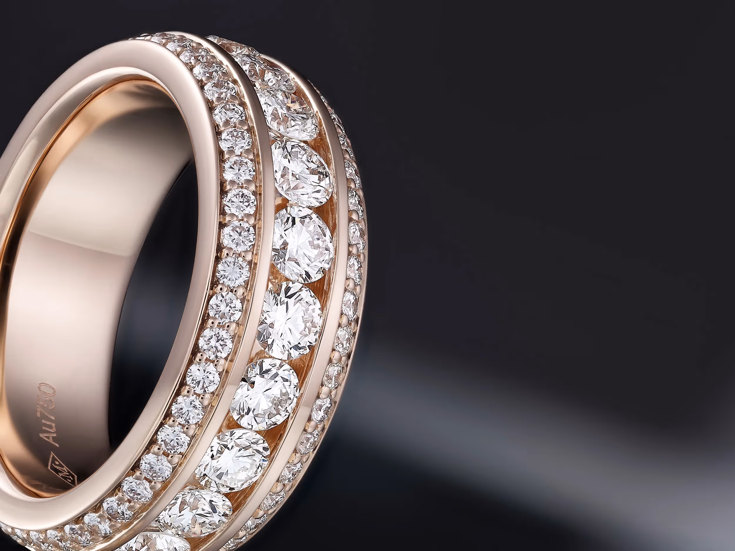 photographie de bijou haute joaillerie bague en or jaune avec des diamants