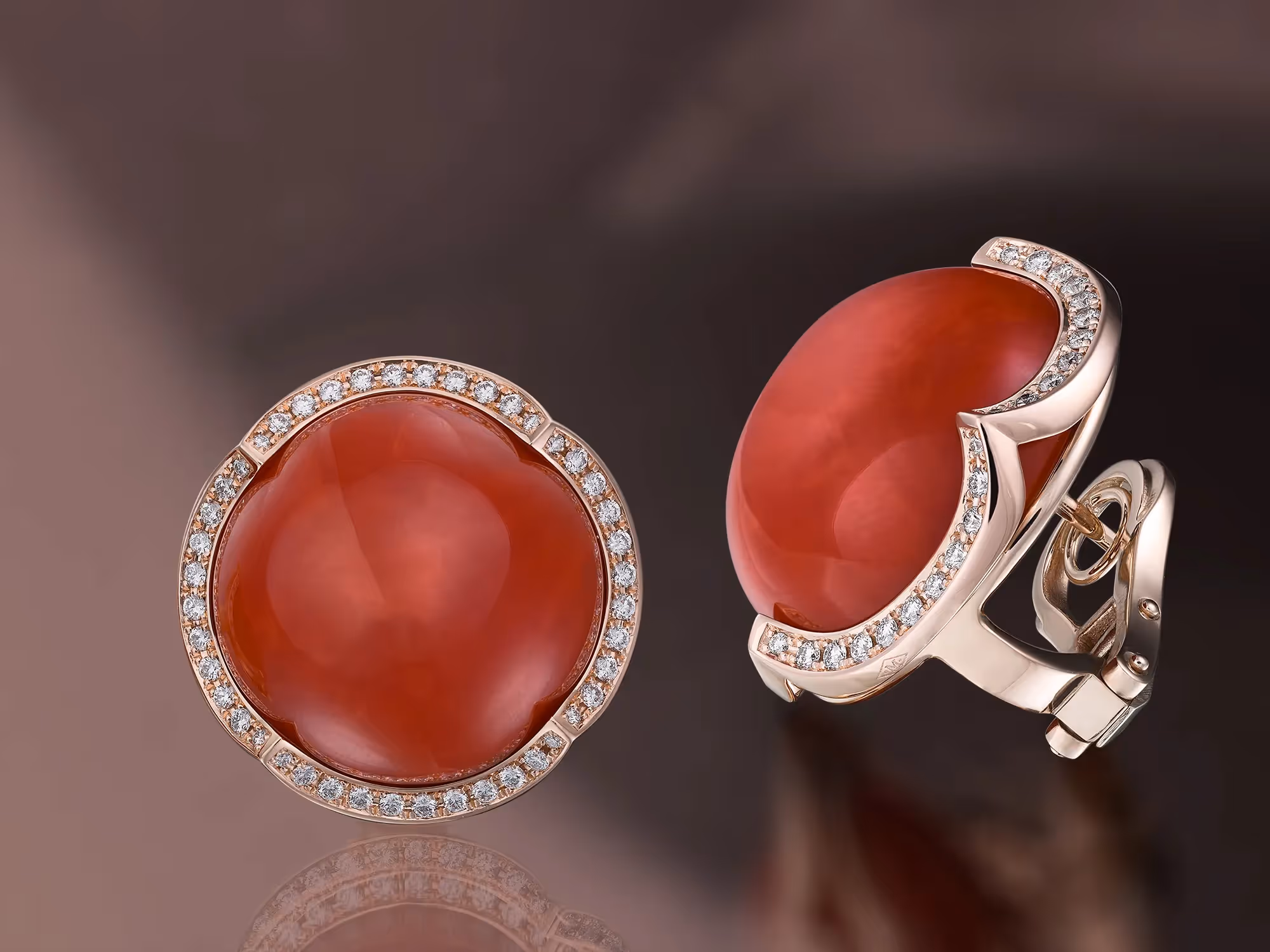 photographe de bijoux haute joaillerie boucles d'oreilles en or avec corail et diamants