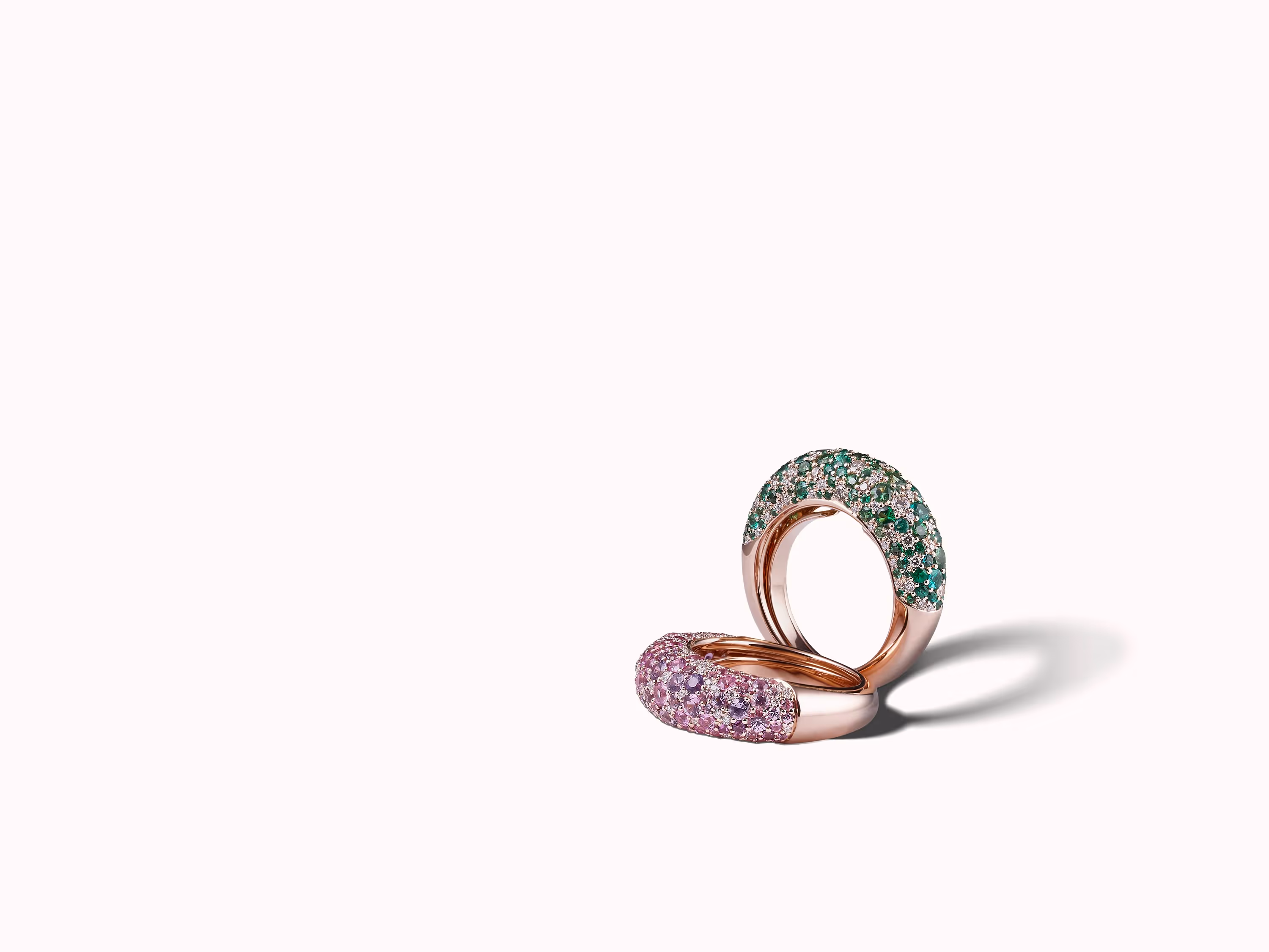 photographie de bijoux haute joaillerie 2 bagues or serties de diamants verts et roses