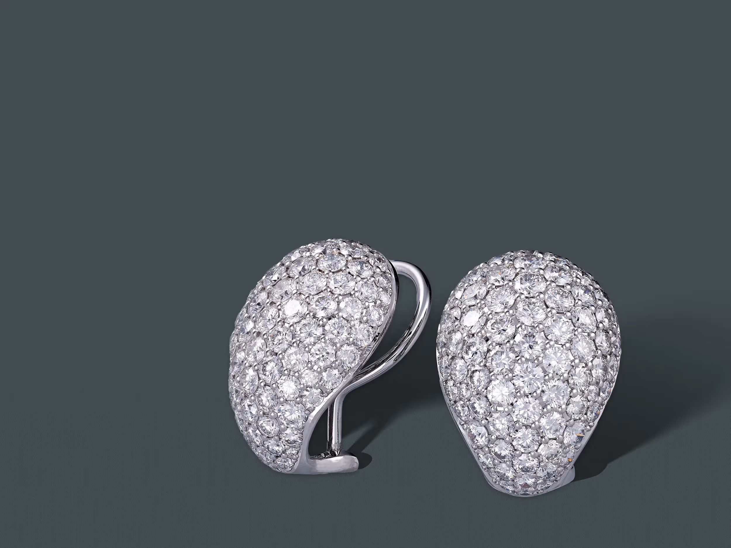 boucles d'oreilles or blanc avec un pavage neige de diamants