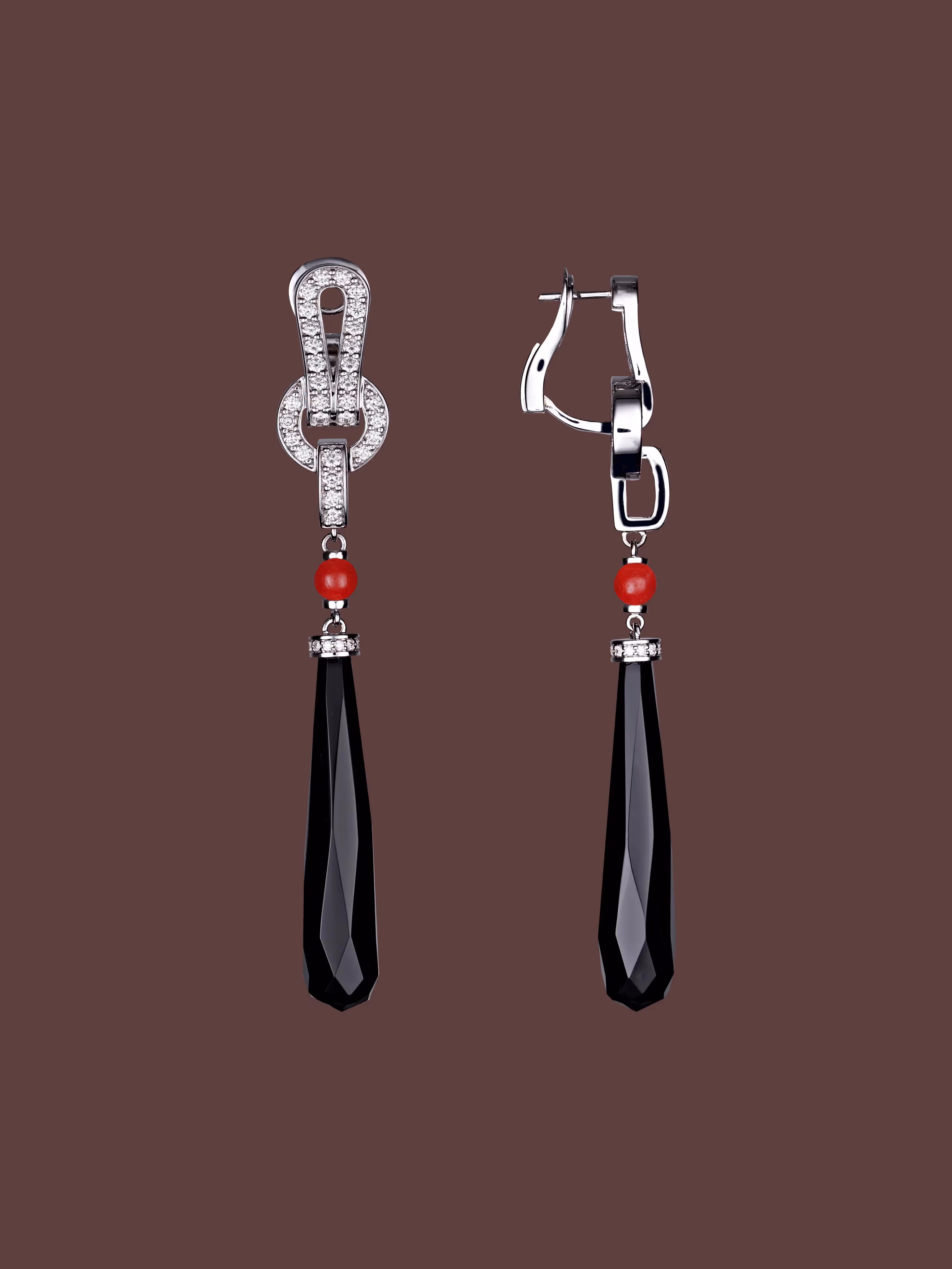 photo de bijoux un ensemble de boucles d'oreilles et d'un pendentif en onyx noir et corail, diamants et or blanc