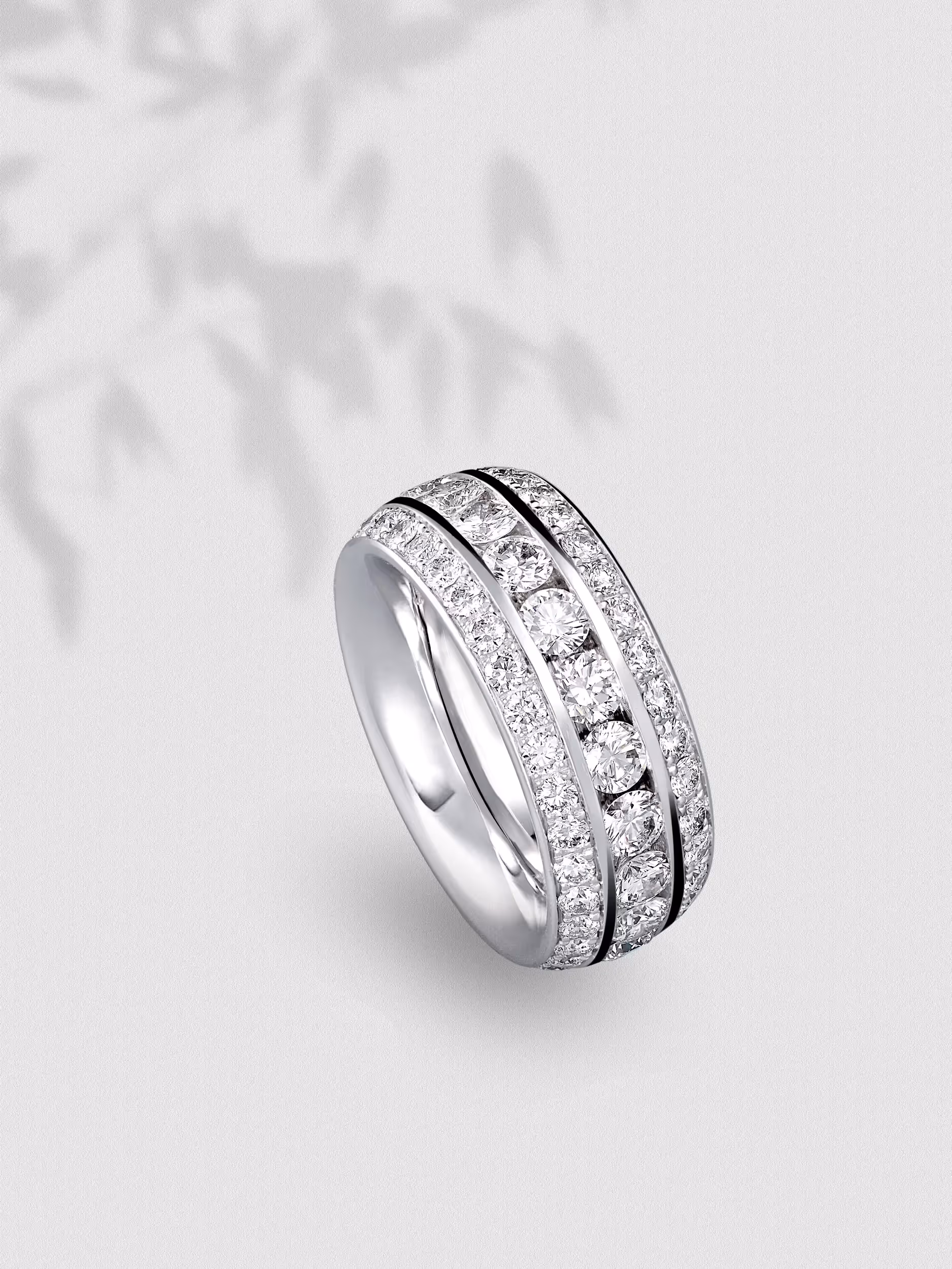 photographe de bijoux philippe hahn pour le bijoutier mezger à Basel, une bague en or blanc avec 3 rangées de diamants