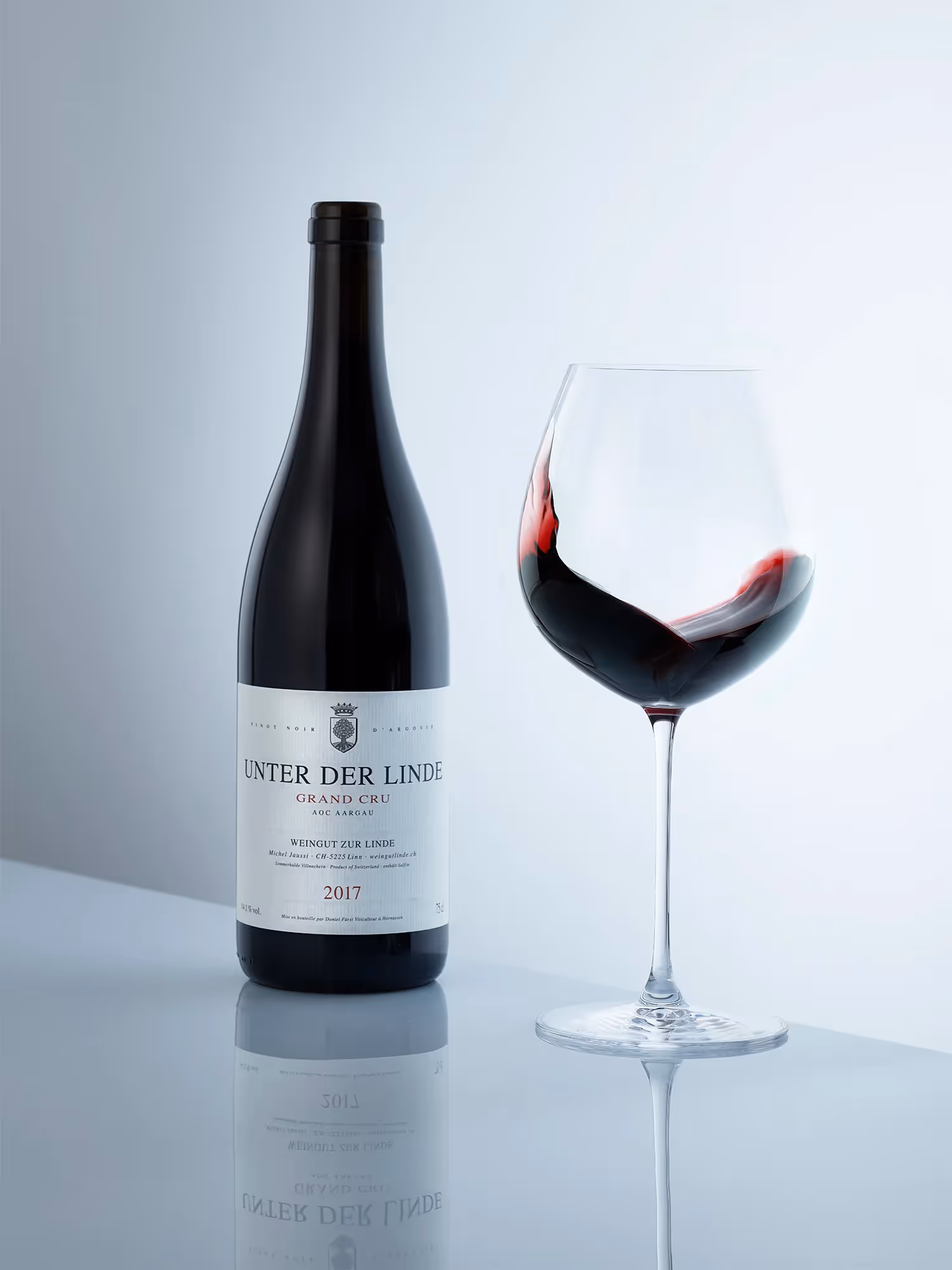 Photo de studio d'une bouteille de vin rouge pinot noir du viticulteur suisse Weingut zur Linde