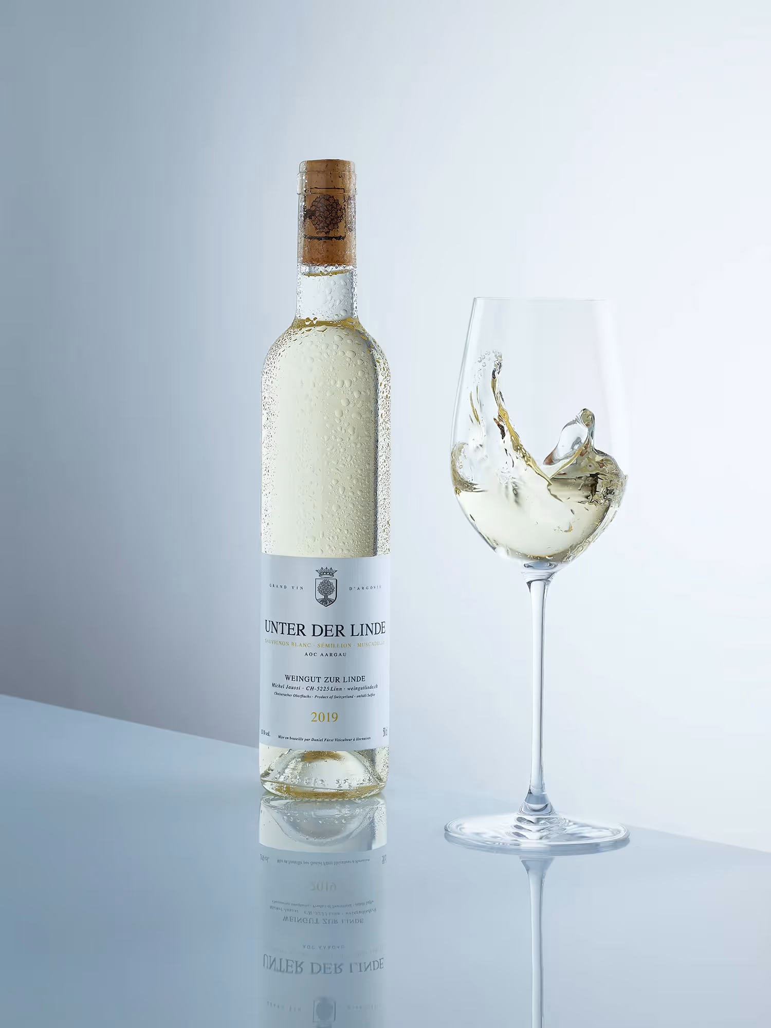 Photo de studio d'une bouteille de vin blanc du viticulteur suisse Weingut zur Linde