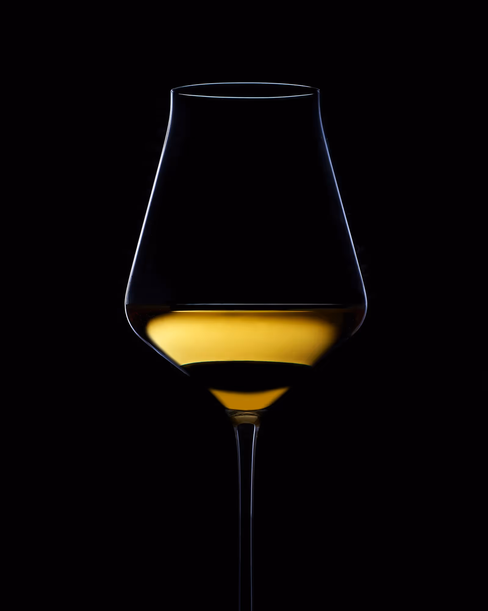 Image d'un verre de vin blanc d'alsace sur fond noir réalisé en studio