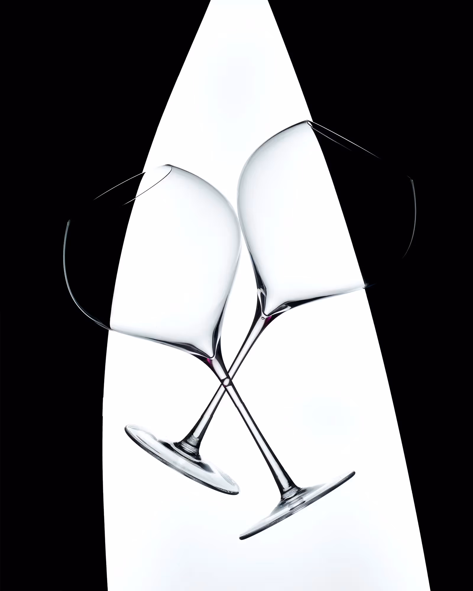 photographie de studio de deux verres à vin blanc sur un fond noir et blanc