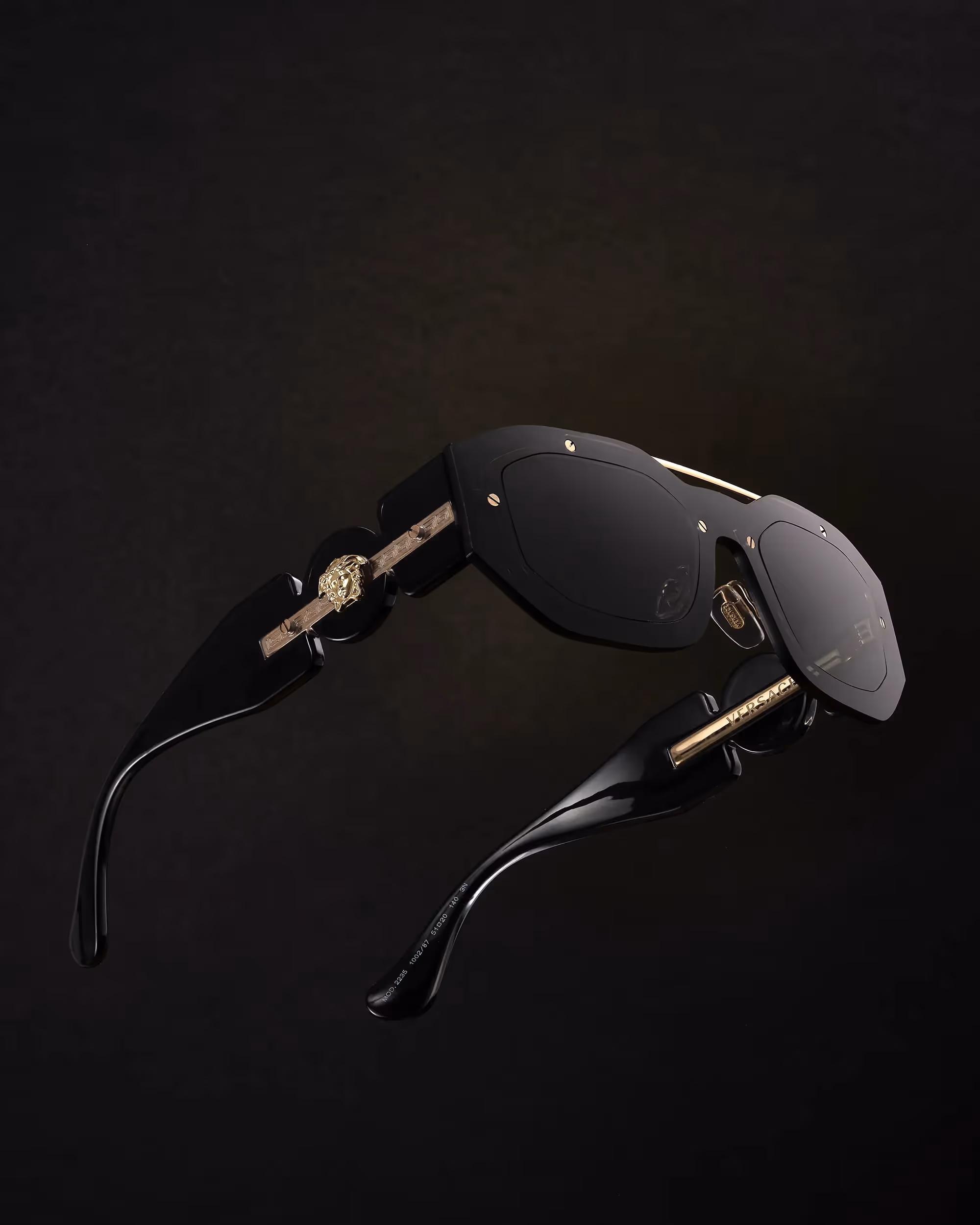 photo produit packshot luxe de lunettes solaires de la marque versace
