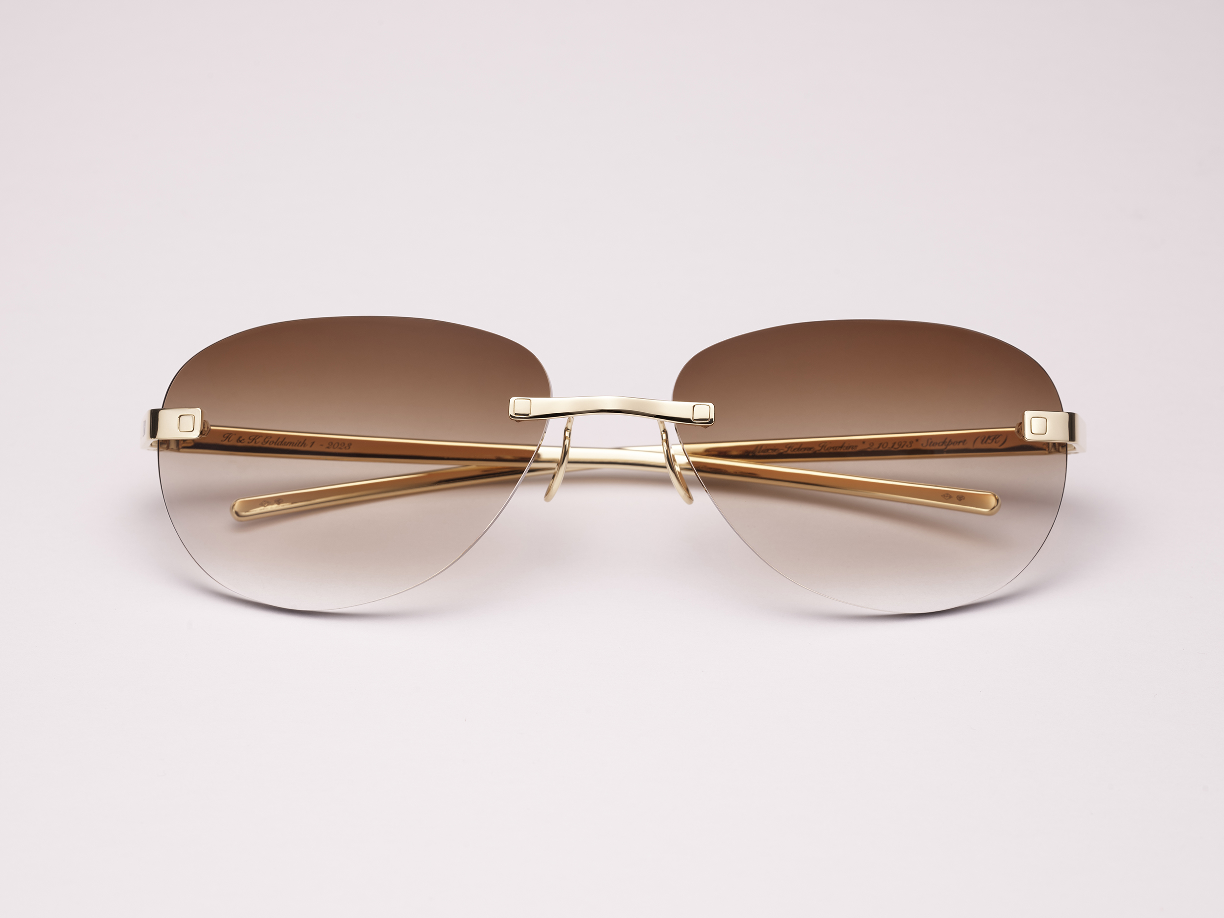 photo de studio packshot luxe de lunettes de joaillerie de la marque mary leylenn howkins, paris place vendôme. La monture est en or et les branches serties de pierres précieuses.