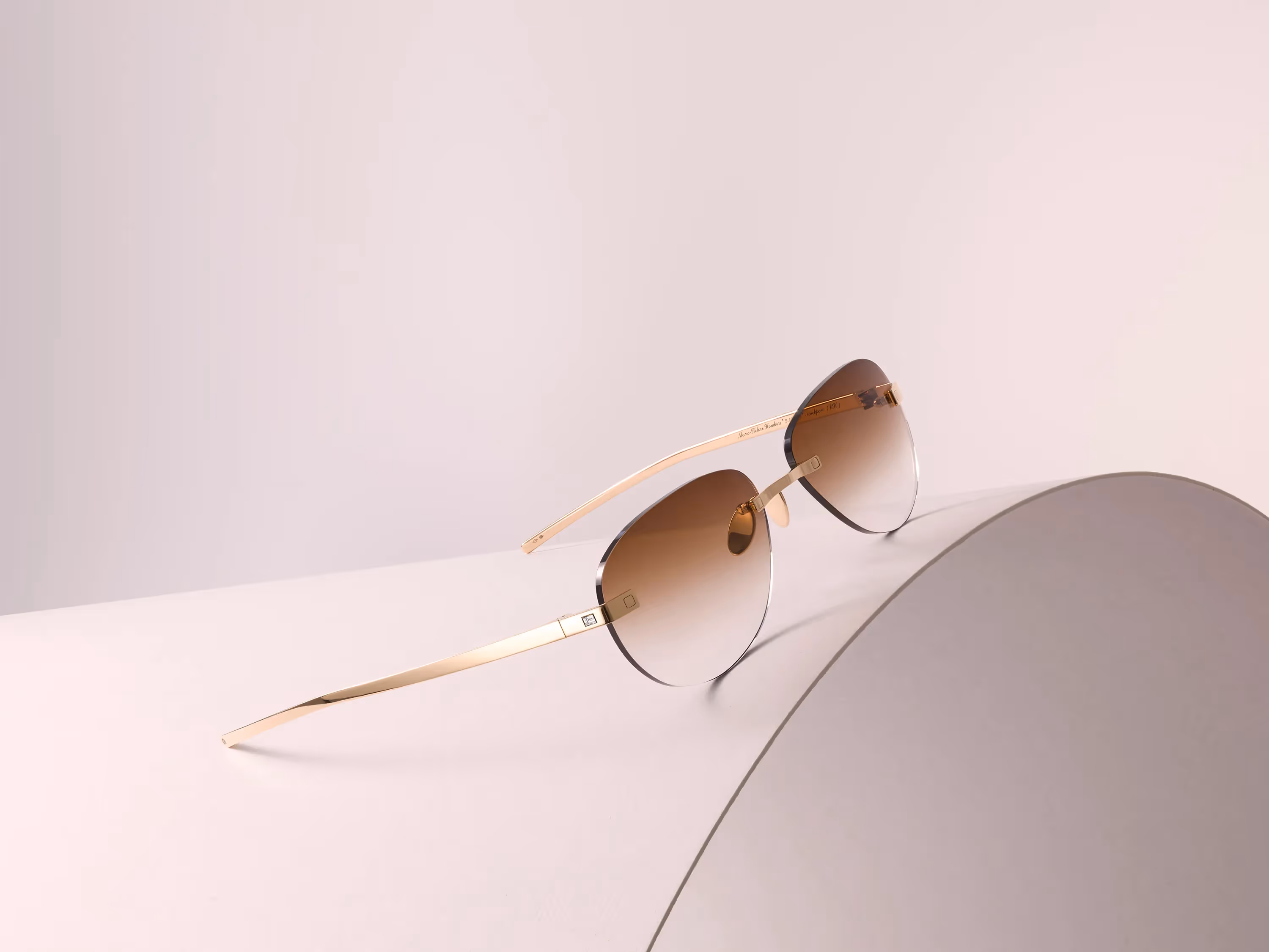 photo de studio packshot luxe de lunettes de joaillerie de la marque mary leylenn howkins, paris place vendôme. La monture est en or et les branches serties de pierres précieuses.