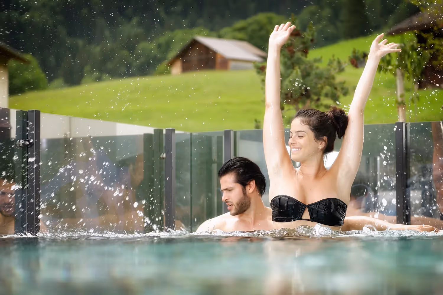 photo de la piscine à bulles de l'hôtel aspen de grindelwald avec un couple de clients