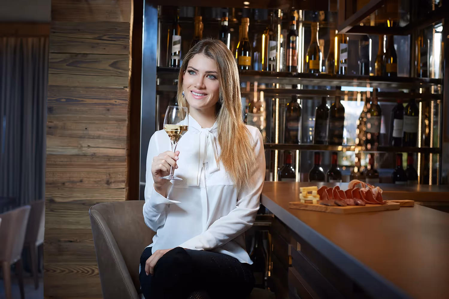 Dégustation de vin blanc du Valais au bar du Restaurant Chandolin