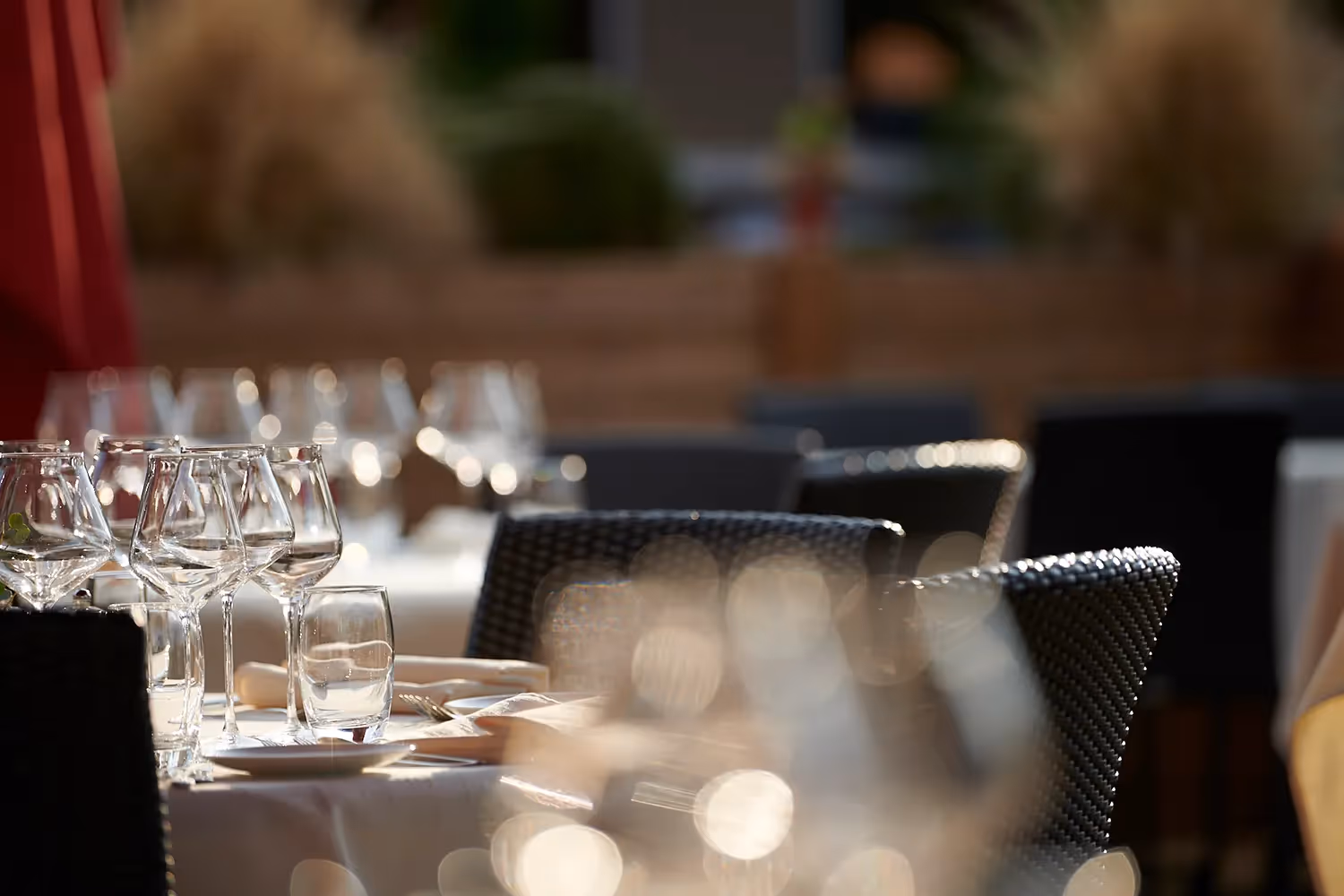 Ambiance ensoleillée sur la terrasse du Restaurant La Couronne à Tagsdorf en Alsace