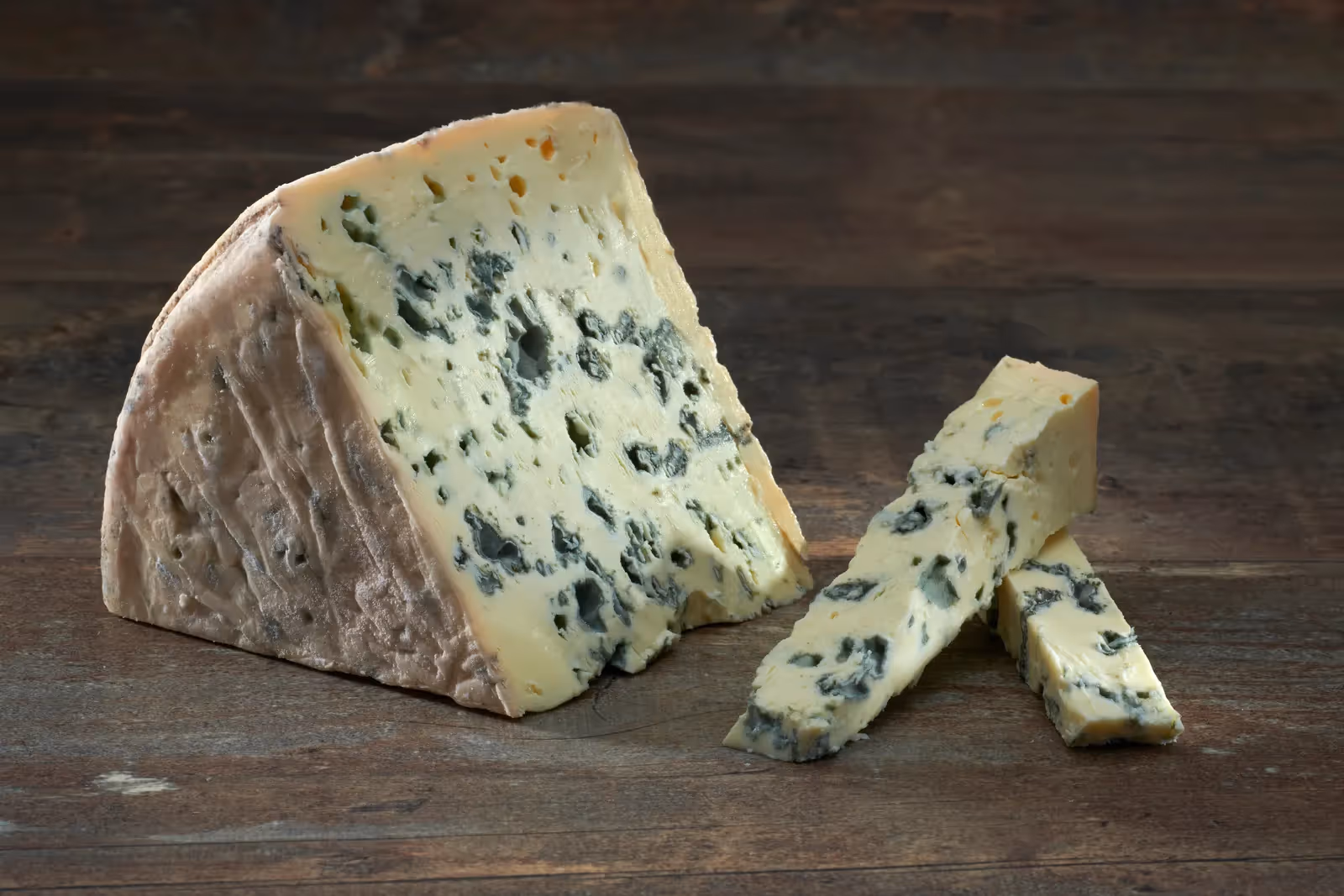 Image packshot culinaire d'un fromage Bleu d'Auvergne pour Entremont, le Comptoire des Affineurs